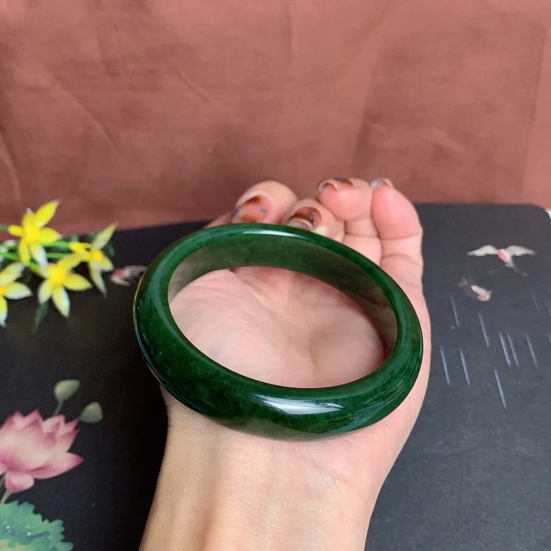 和田玉58.5圈口菠菜绿碧玉手镯！玉质细腻油润 底色纯净 无纹裂 脂粉好，品质高