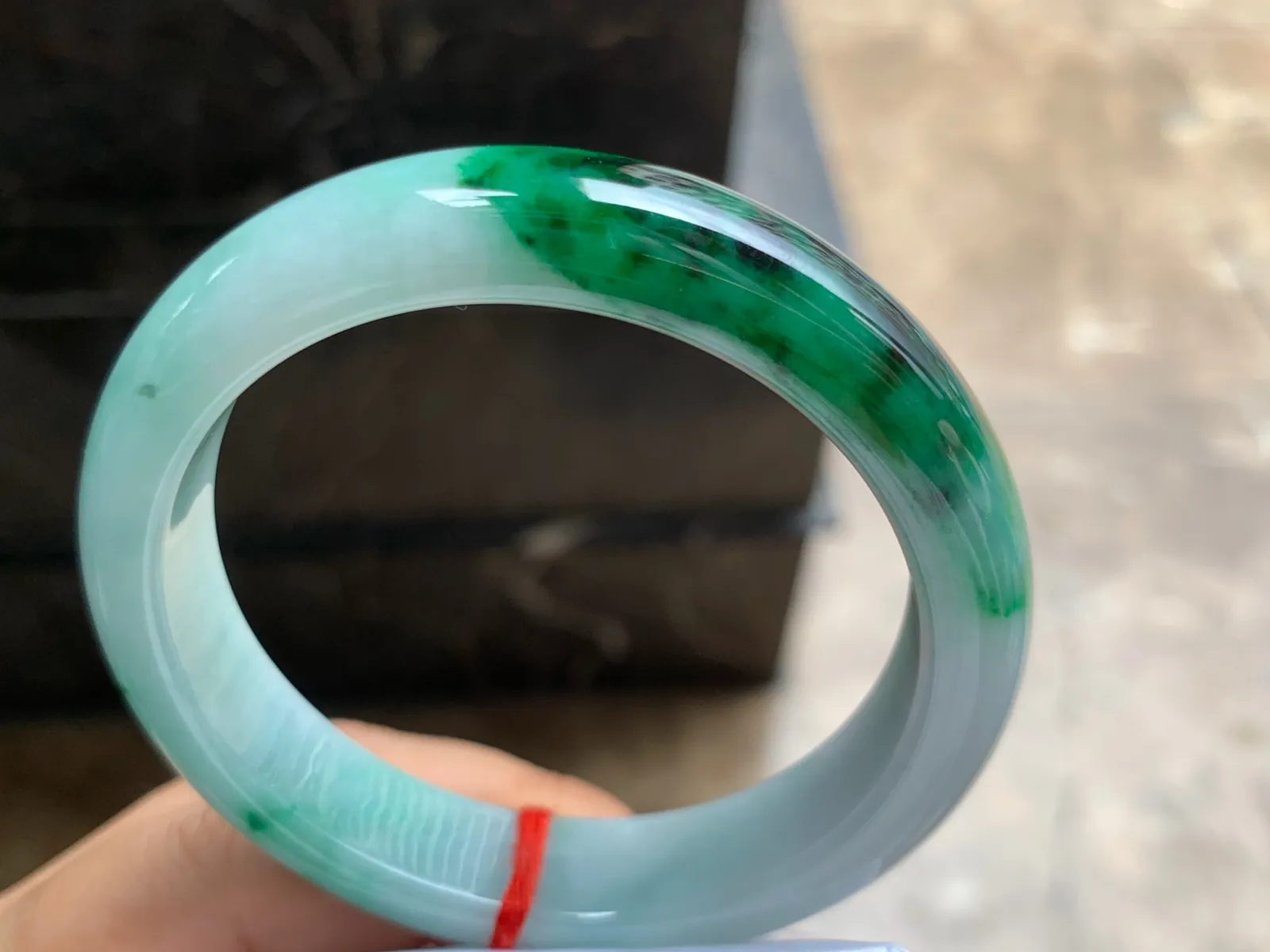 56.5-12.8-8.3mm
带色手镯 底子细腻 颜色浓郁