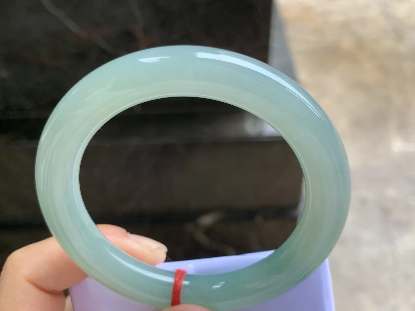 55-10.7mm
带底色飘花圆条手镯  底子细腻 水润