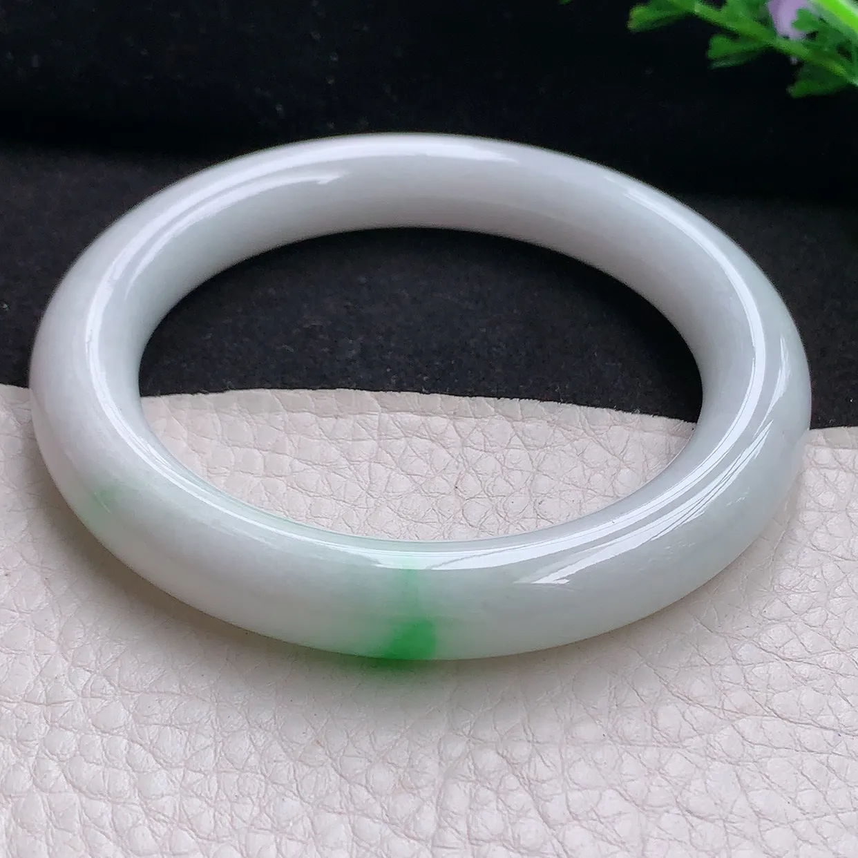 yh自然光57.5*10.2*10.5美人镯 天然缅甸翡翠飘绿圆条珠宝玉手镯