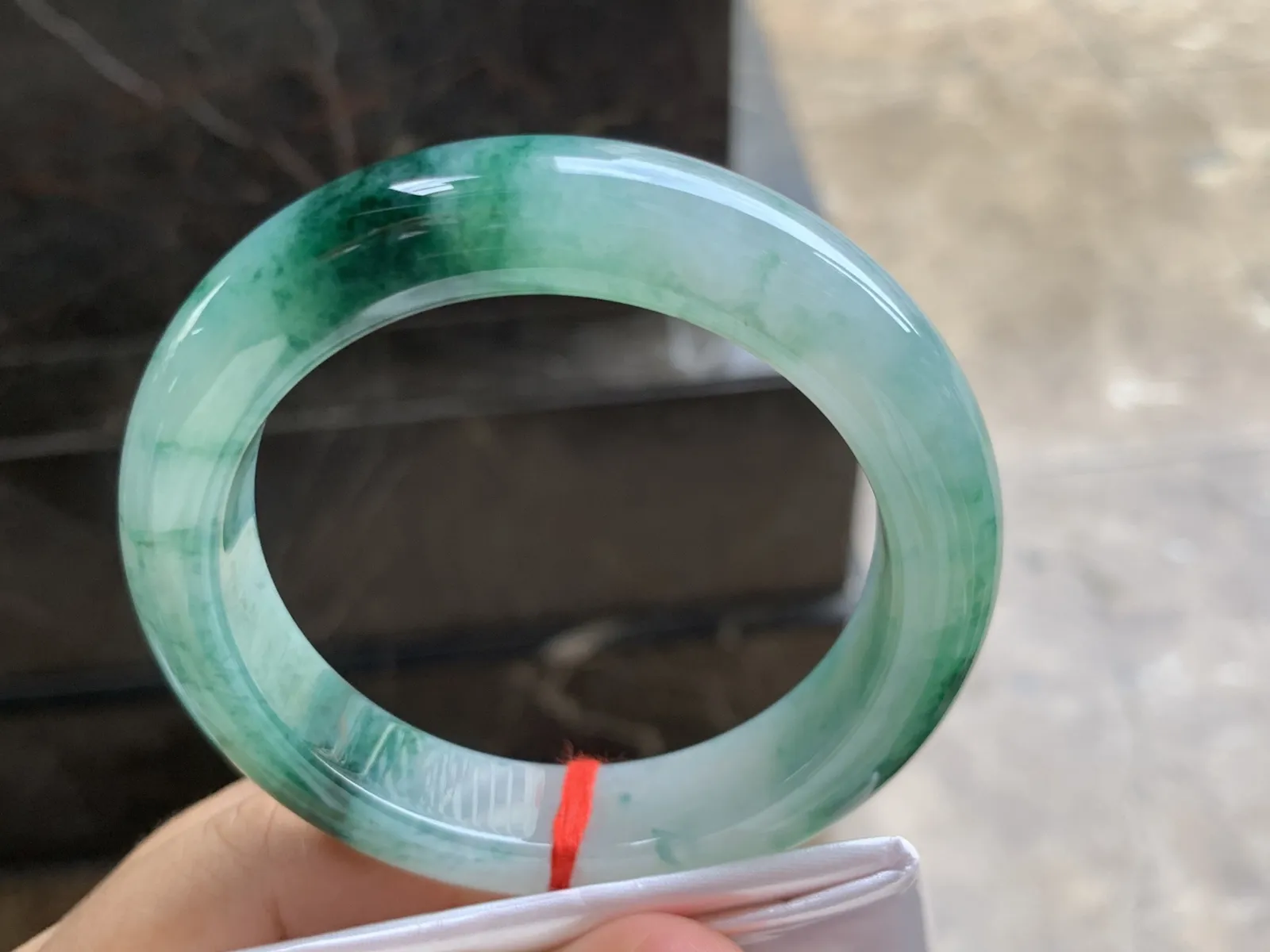 54-13.5-9.7mm
飘花手镯 底子细腻 花色漂亮