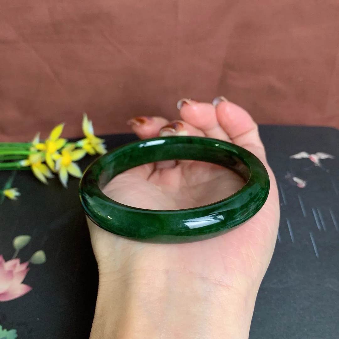 和田玉57圈口菠菜绿碧玉手镯！玉质细腻油润 底色纯净 无纹裂 脂粉好，品质高