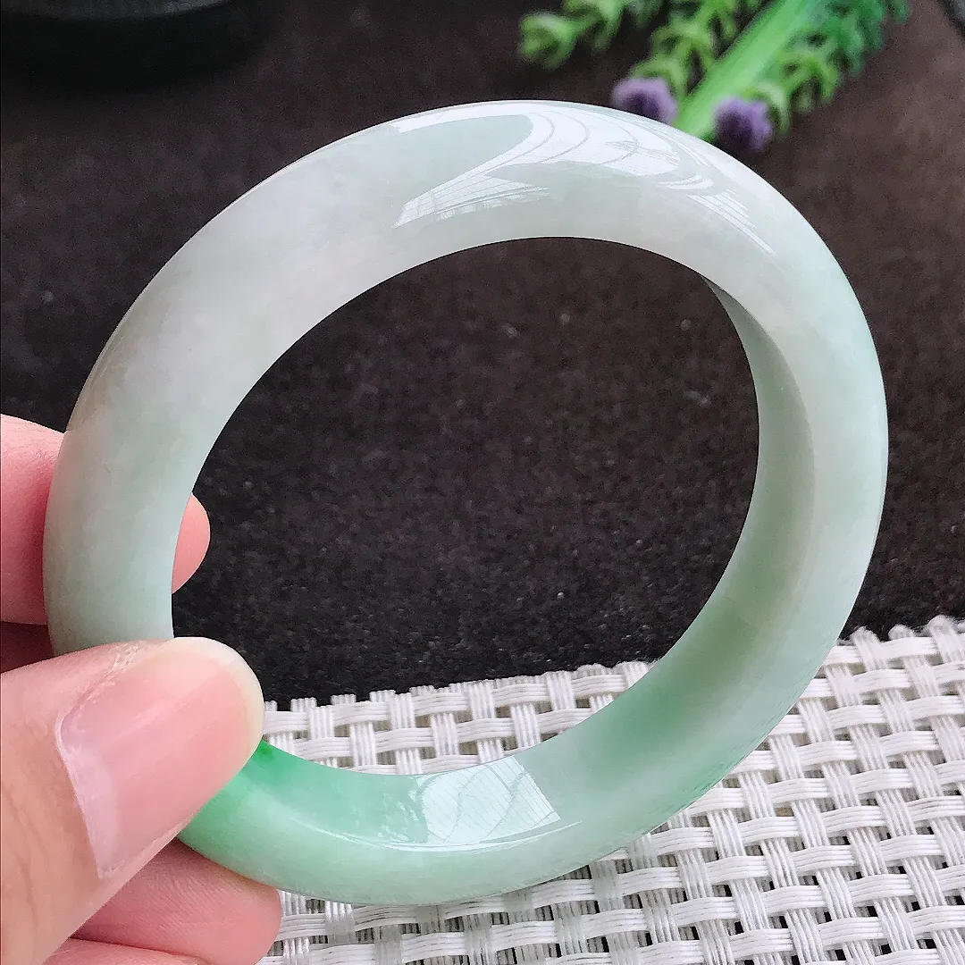 自然光55.8/12.4/8.9老坑精美温润飘阳绿手镯宽边翡翠玉镯手环