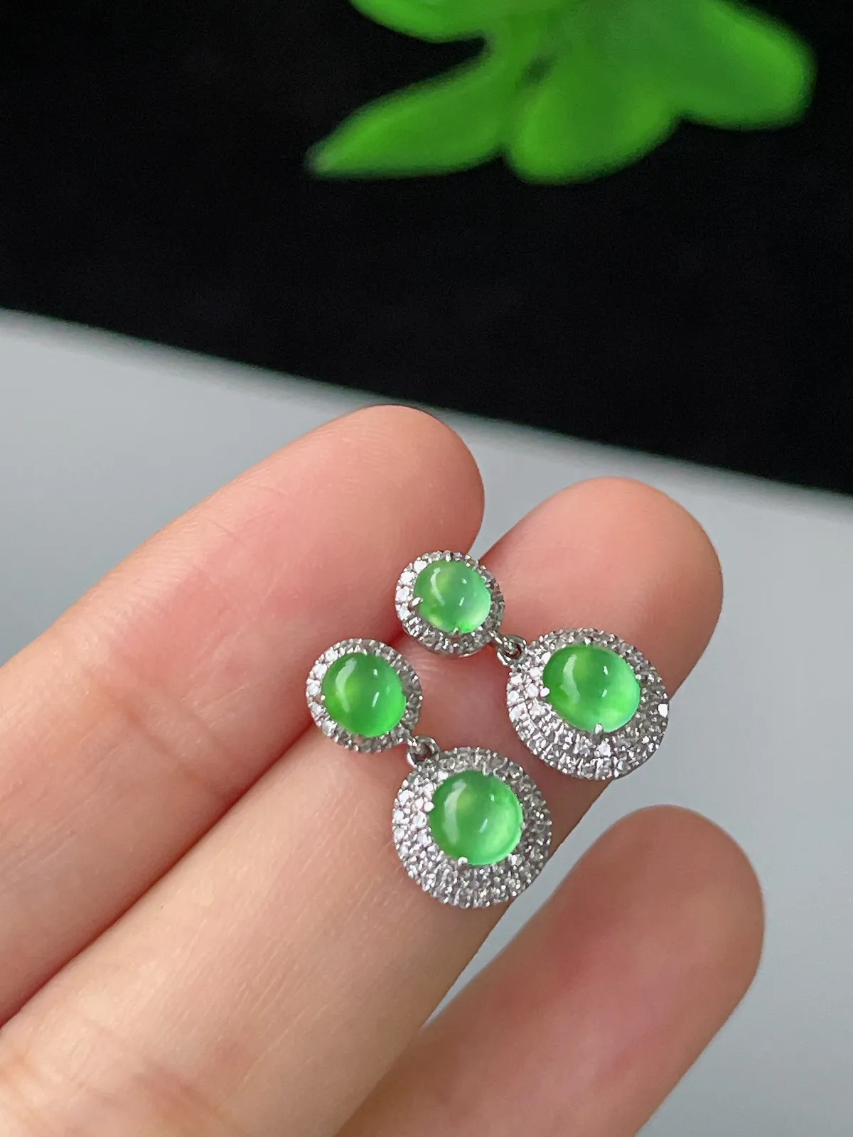 18k金翡翠冰绿耳钉