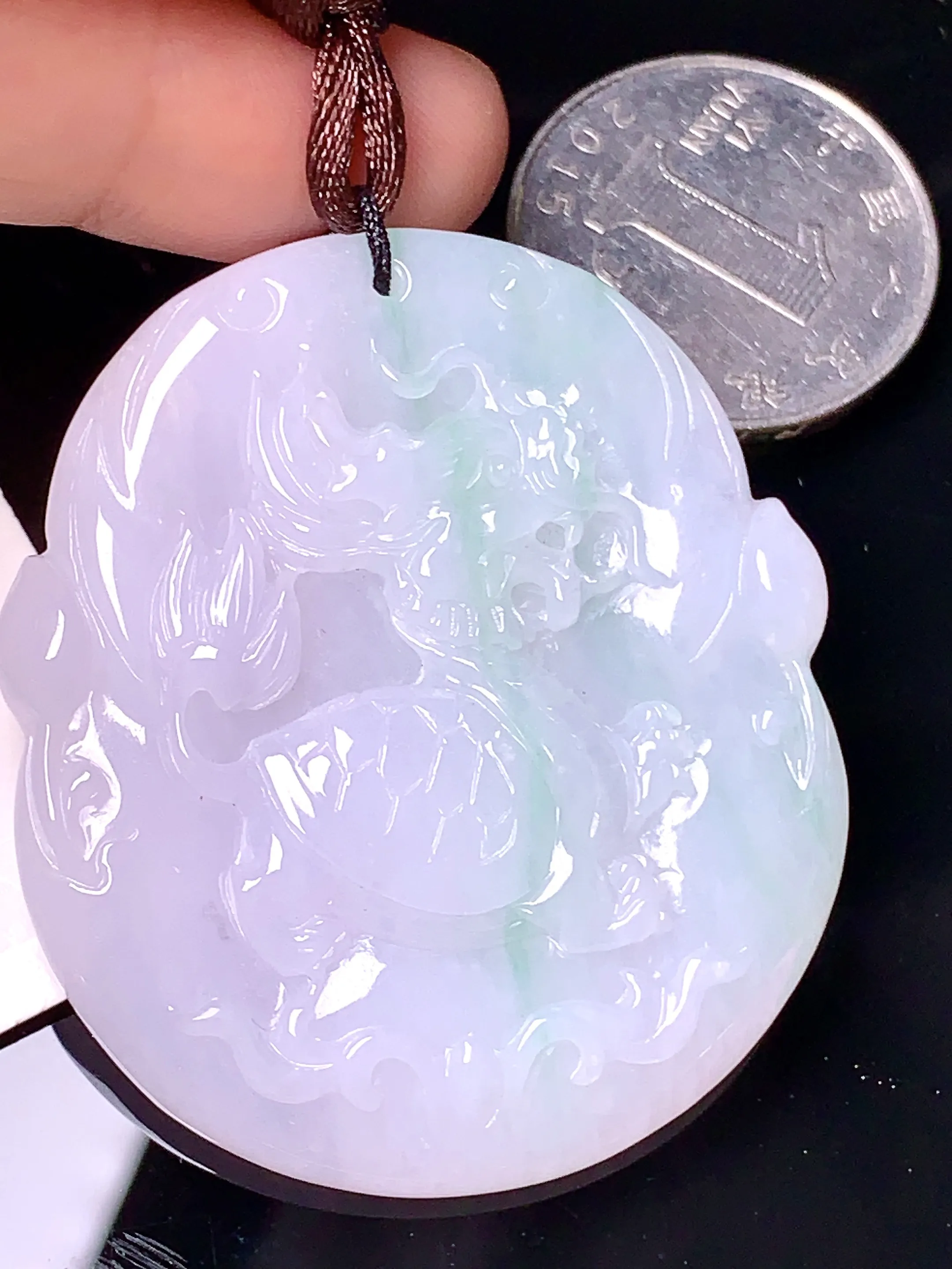 飘绿麒麟牌吊坠 玉质细腻 色泽清新艳丽 整体尺寸49.2*42*6