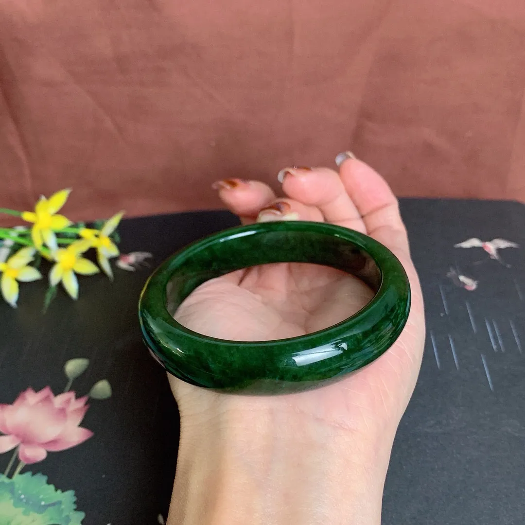 和田玉58.5圈口菠菜绿碧玉手镯！玉质细腻油润 底色纯净 无纹裂 脂粉好，品质高