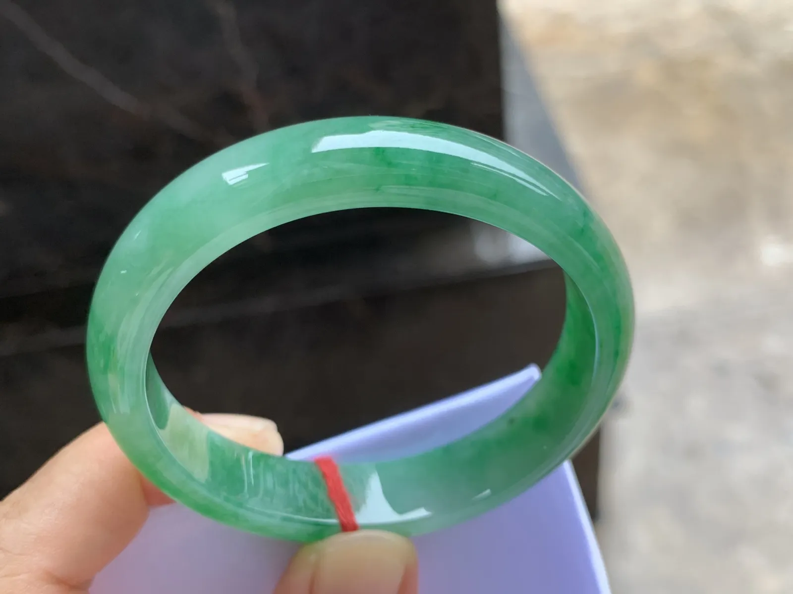 54-12.2-6.7mm
带色贵妃手镯 有种有色 上手漂亮 正圈52可带