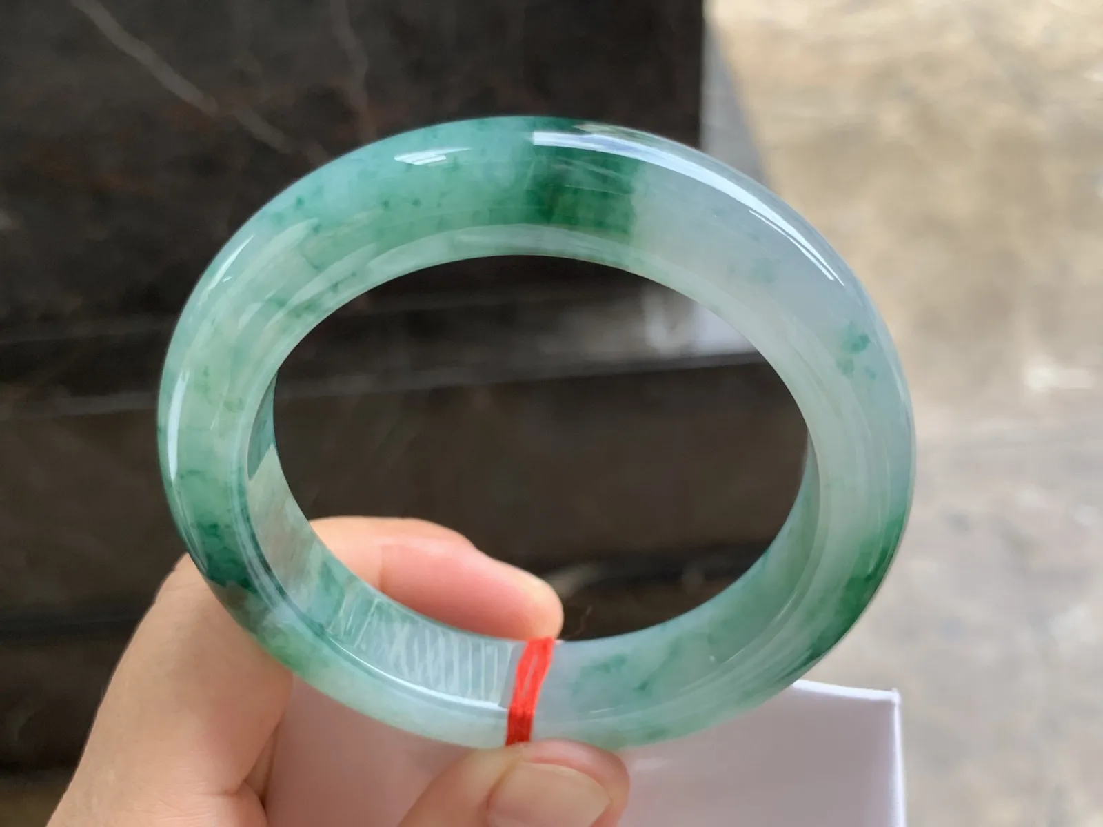 54-13.5-9.7mm
飘花手镯 底子细腻 花色漂亮