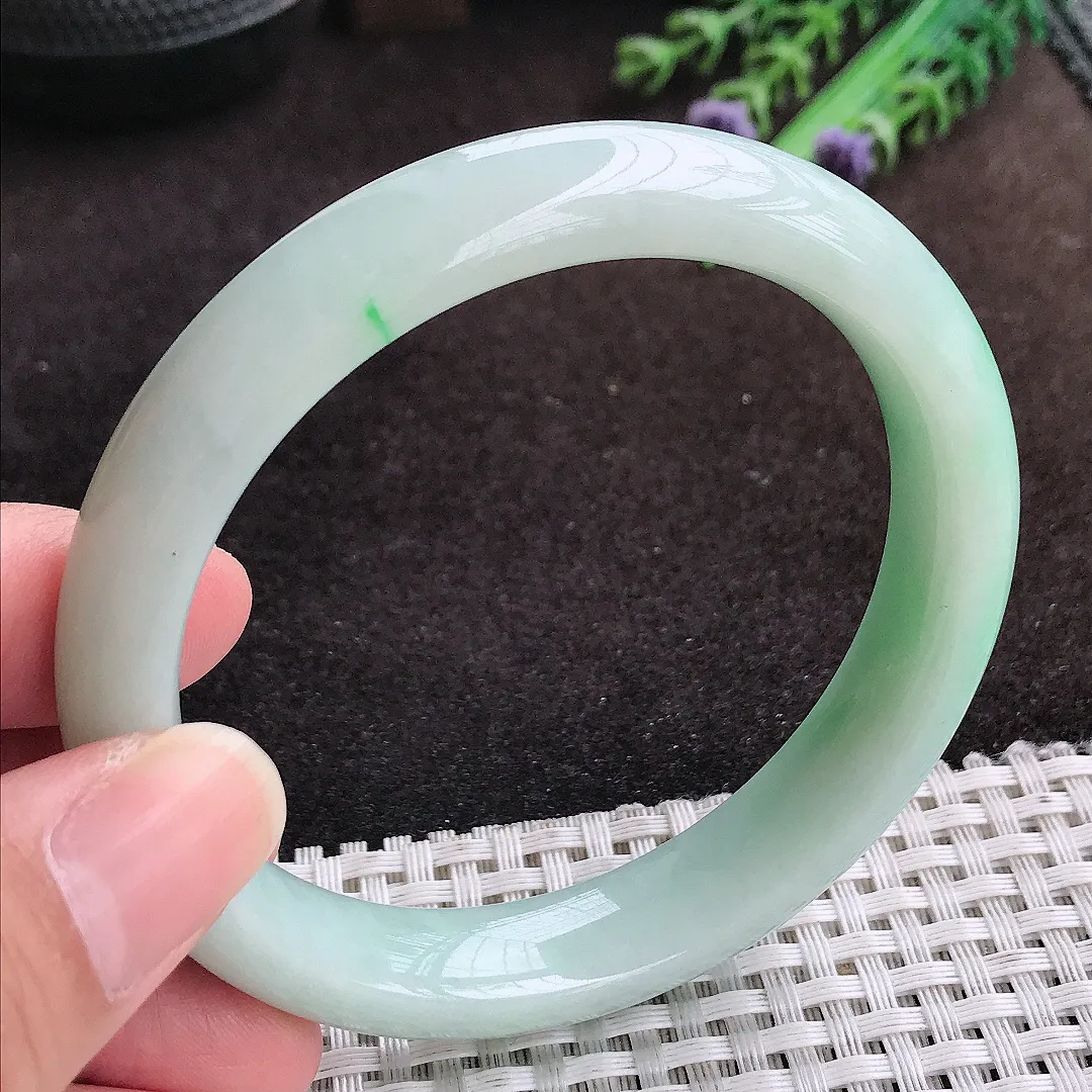 自然光60/12.3/8.6老坑精美温润飘绿手镯宽边翡翠玉镯手环