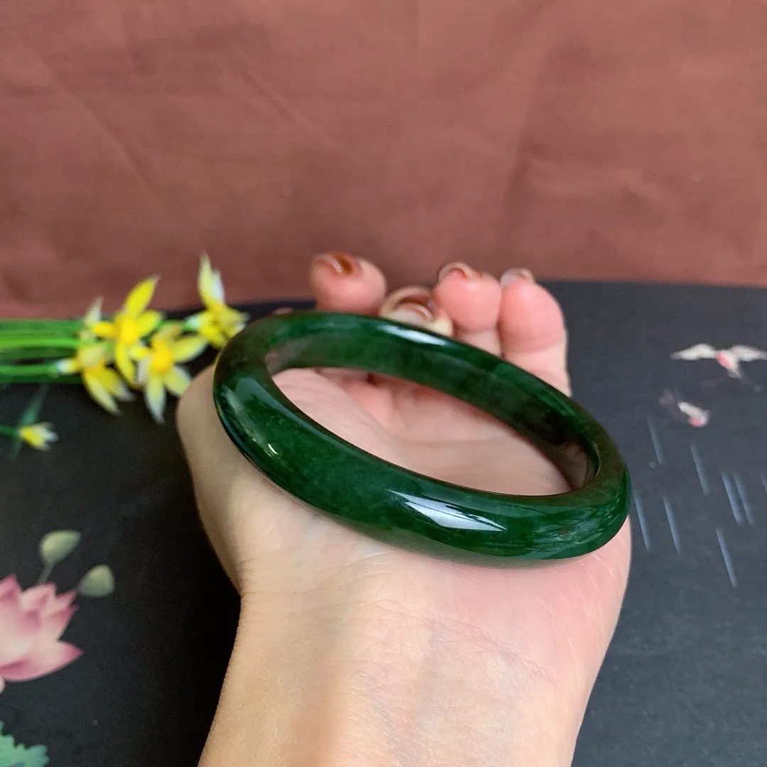 和田玉57圈口菠菜绿碧玉手镯！玉质细腻油润 底色纯净 无纹裂 脂粉好，品质高