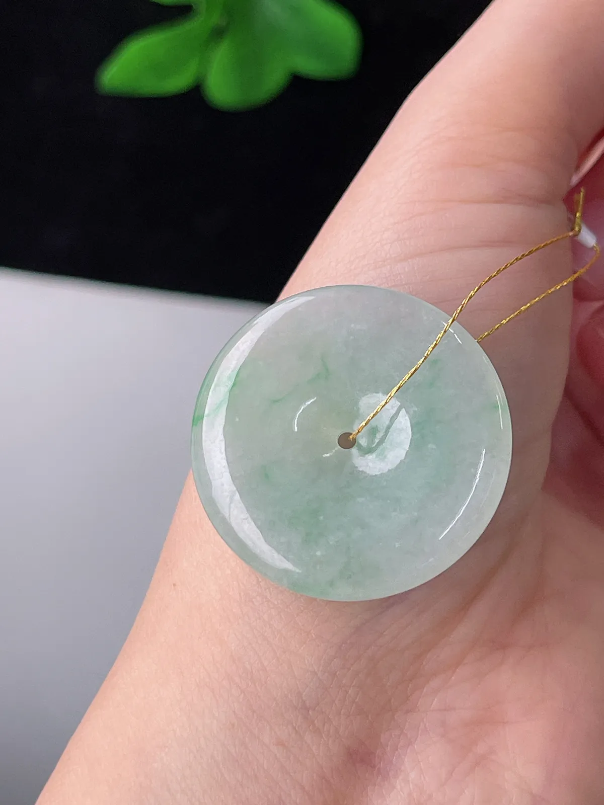 翡翠冰糯种飘绿平安扣