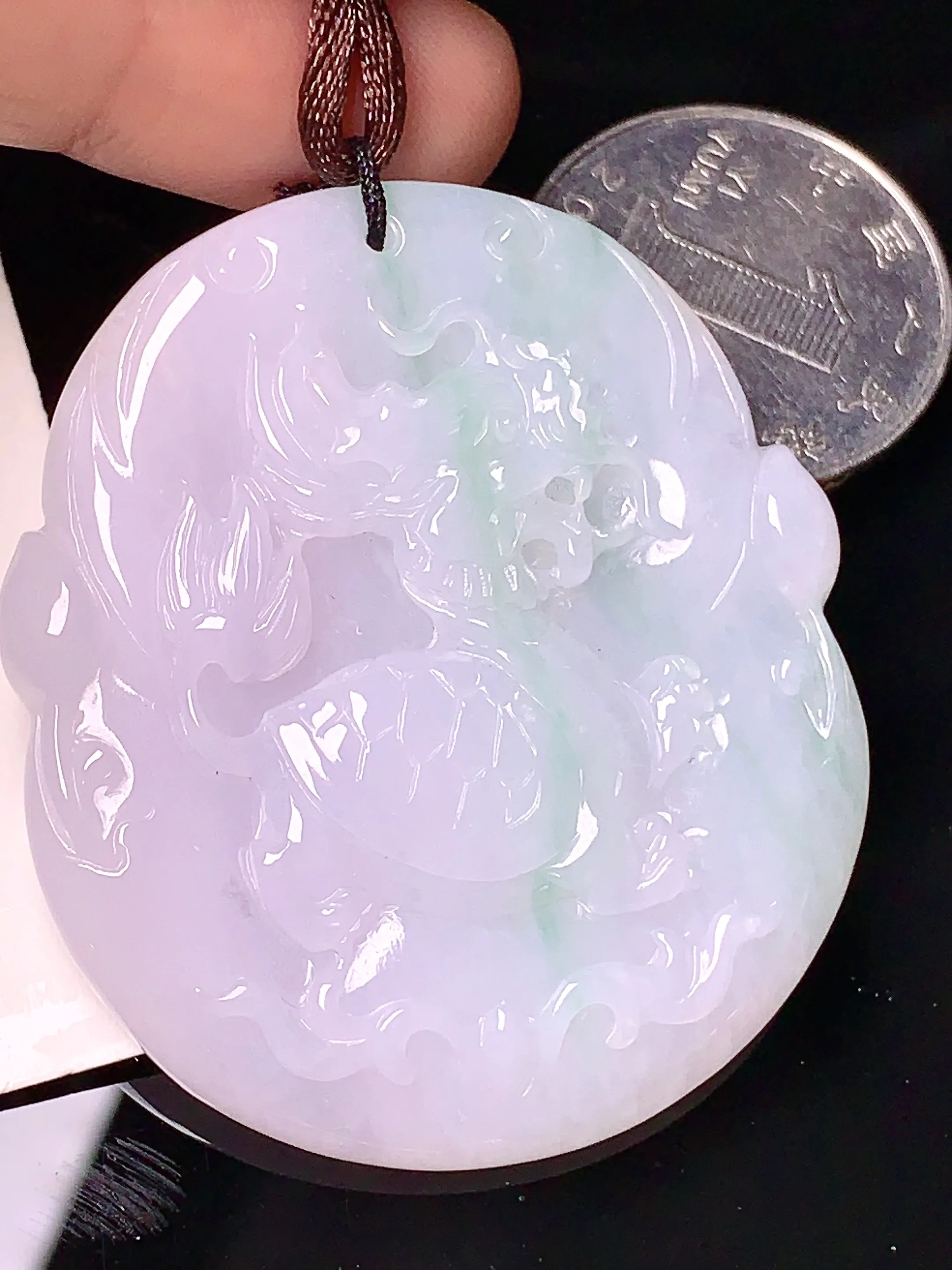 飘绿麒麟牌吊坠 玉质细腻 色泽清新艳丽 整体尺寸49.2*42*6