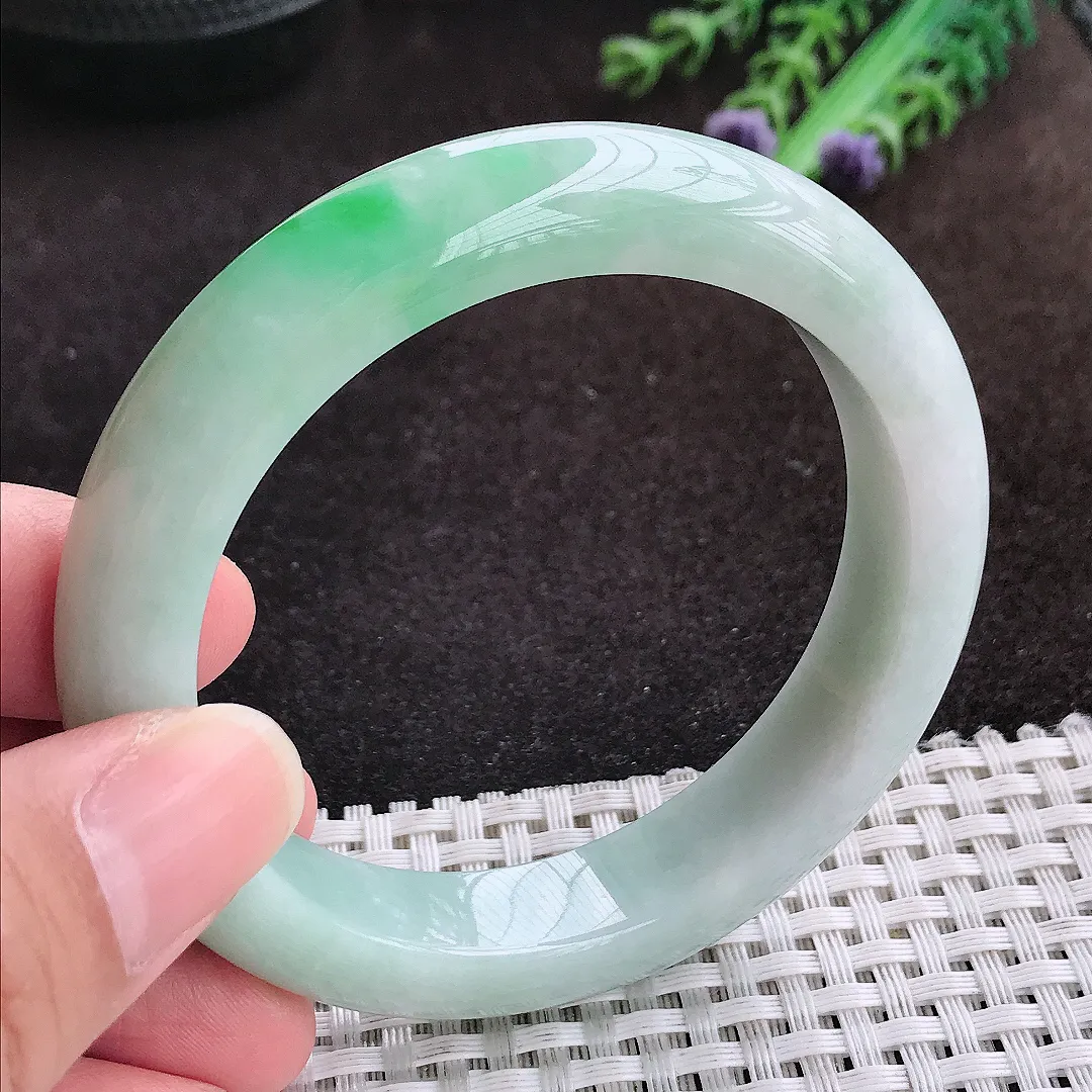 自然光55.8/12.4/8.9老坑精美温润飘阳绿手镯宽边翡翠玉镯手环