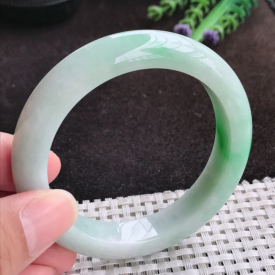 自然光55.8/12.4/8.9老坑精美温润飘阳绿手镯宽边翡翠玉镯手环