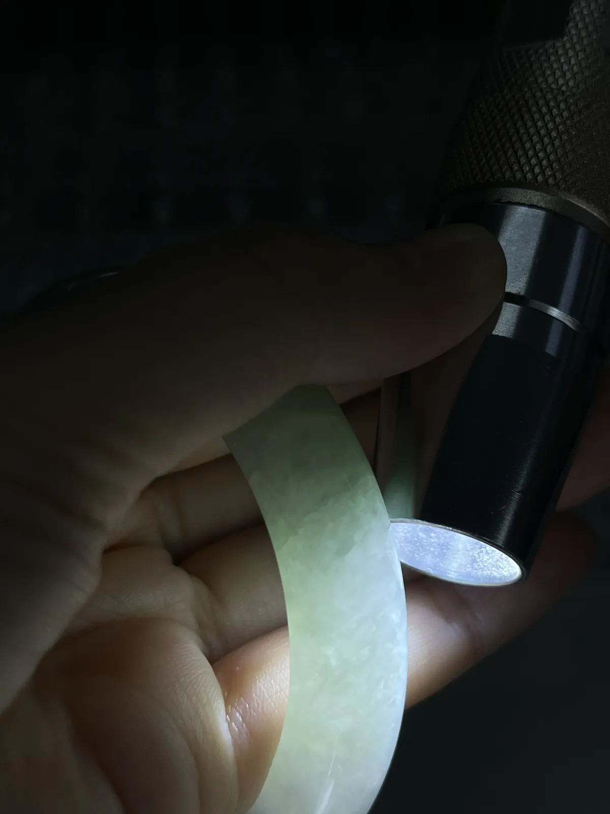 正圈54.5圈口，翡翠糯化种淡绿色手镯