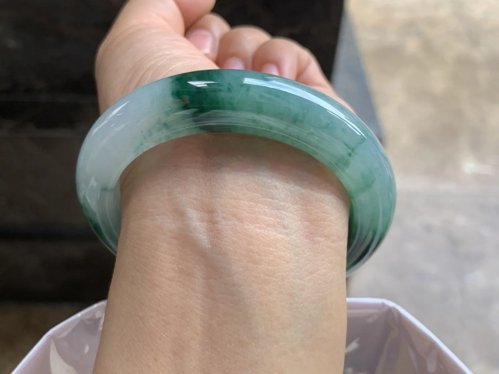 54-13.5-9.7mm
飘花手镯 底子细腻 花色漂亮