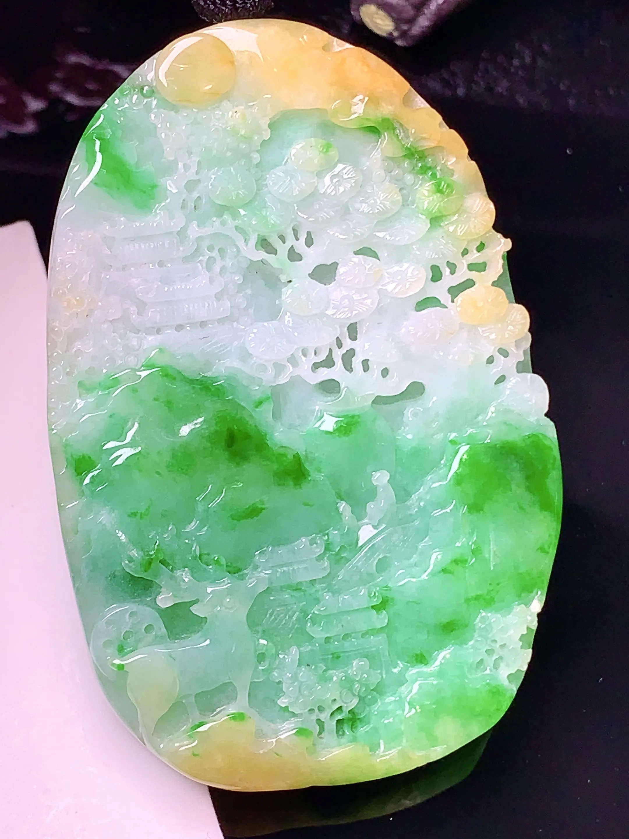 飘绿黄梅花鹿山水牌子吊坠 玉质细腻 色泽清新艳丽 整体尺寸61.5*41.2*7.7
