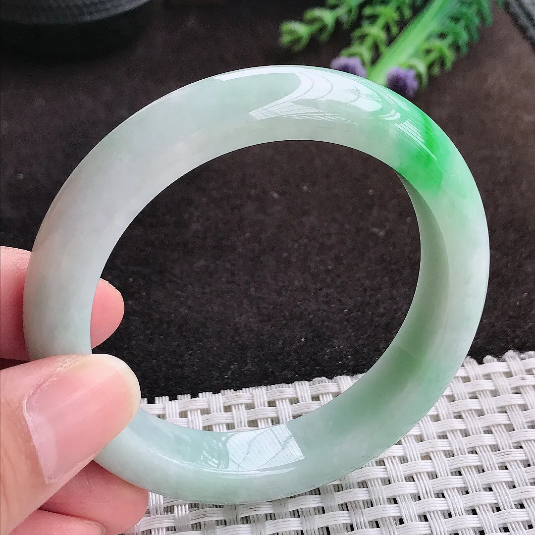 自然光55.8/12.4/8.9老坑精美温润飘阳绿手镯宽边翡翠玉镯手环