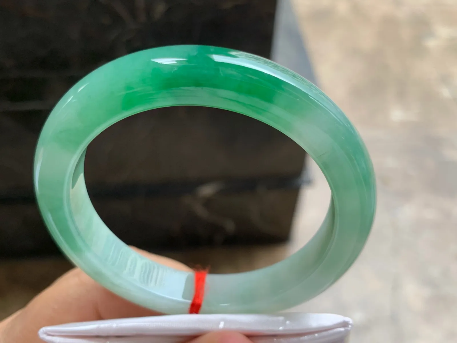 56.5-10.8-9mm
带色手镯 底子细腻 颜色辣绿