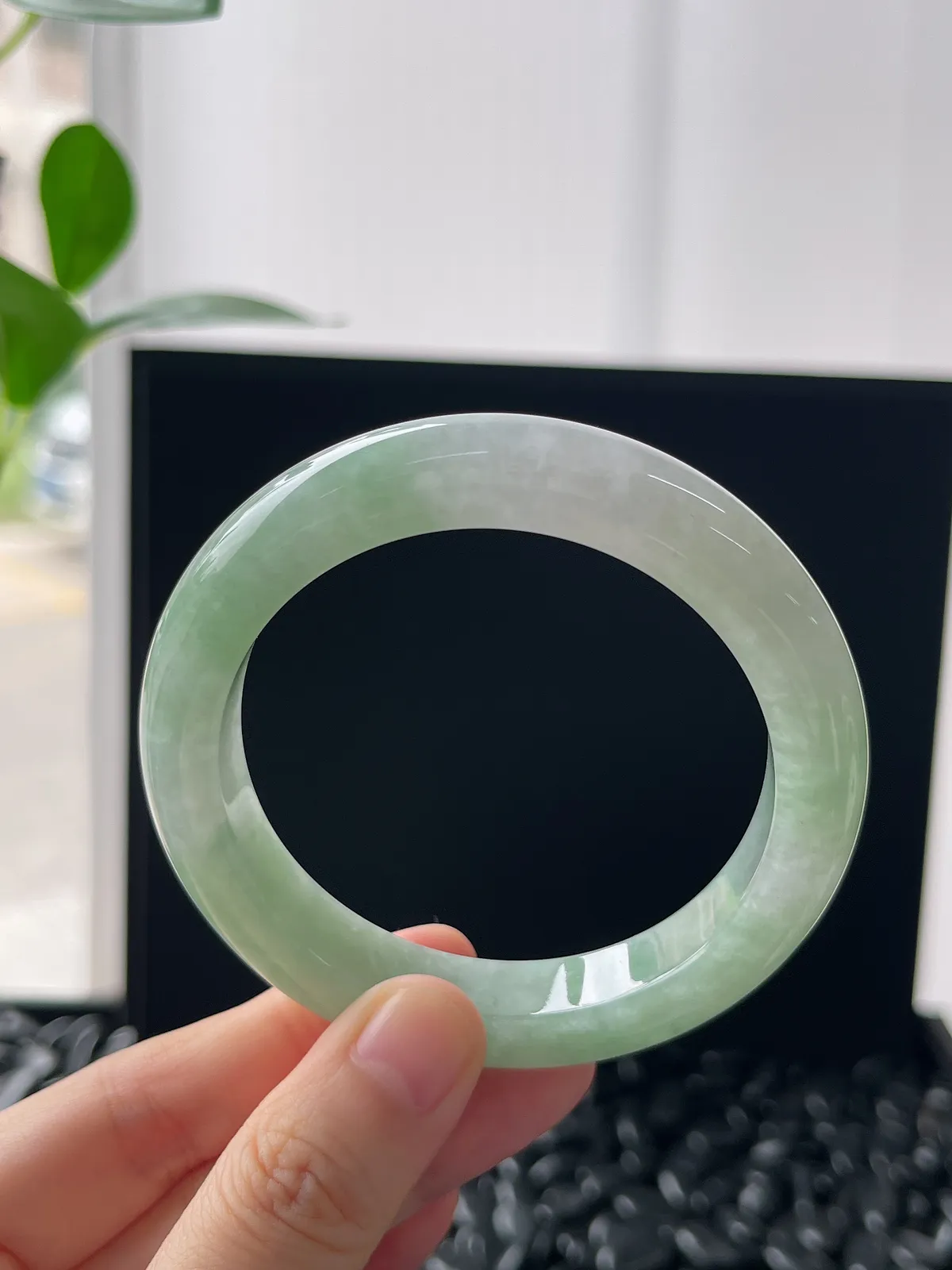 正圈54.5圈口，翡翠糯化种淡绿色手镯