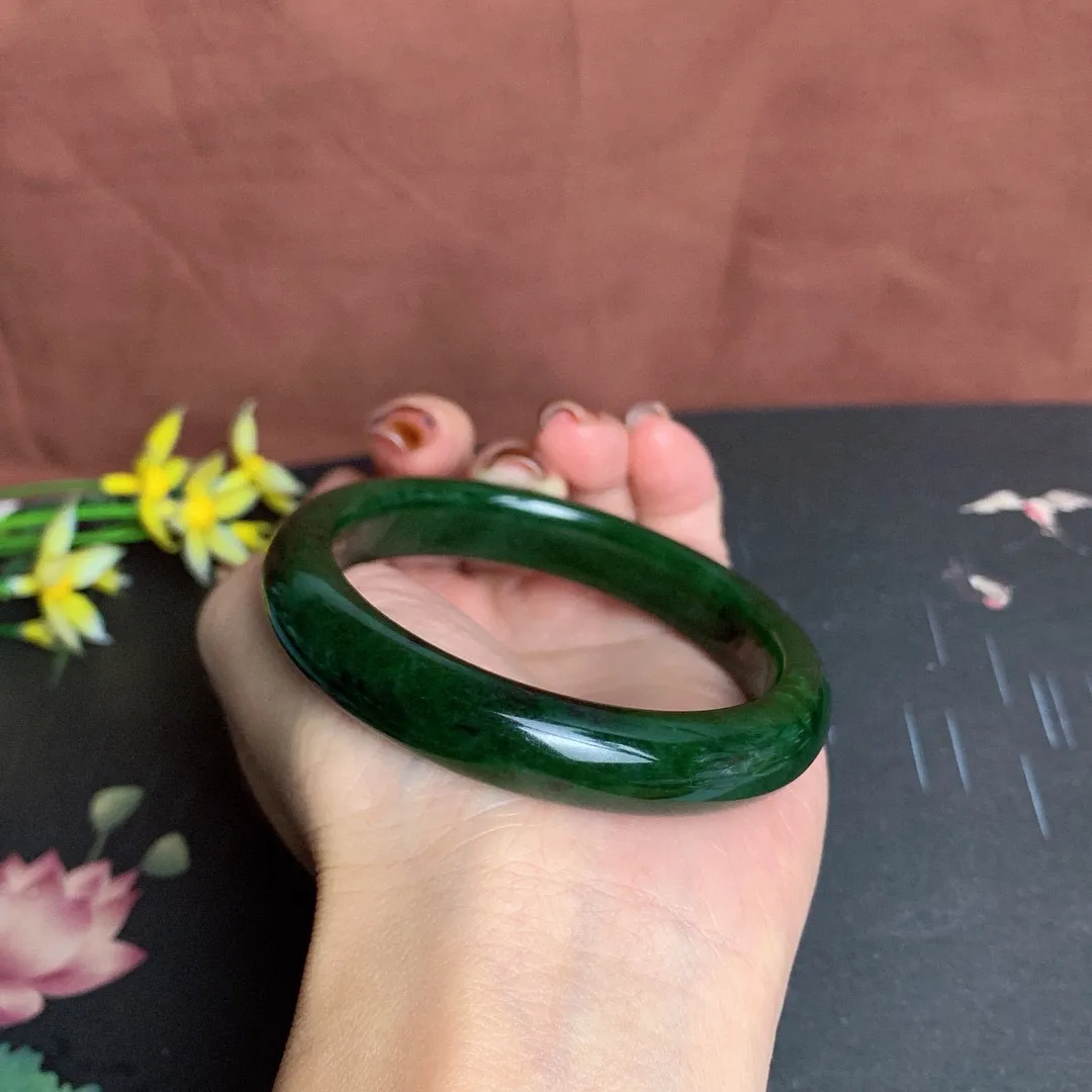 和田玉56.5圈口菠菜绿碧玉手镯！玉质细腻油润 底色纯净 无纹裂 脂粉好，品质高