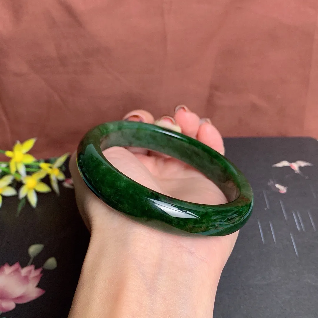 和田玉63圈口菠菜绿碧玉手镯！玉质细腻油润 底色纯净 无纹裂 脂粉好，品质高