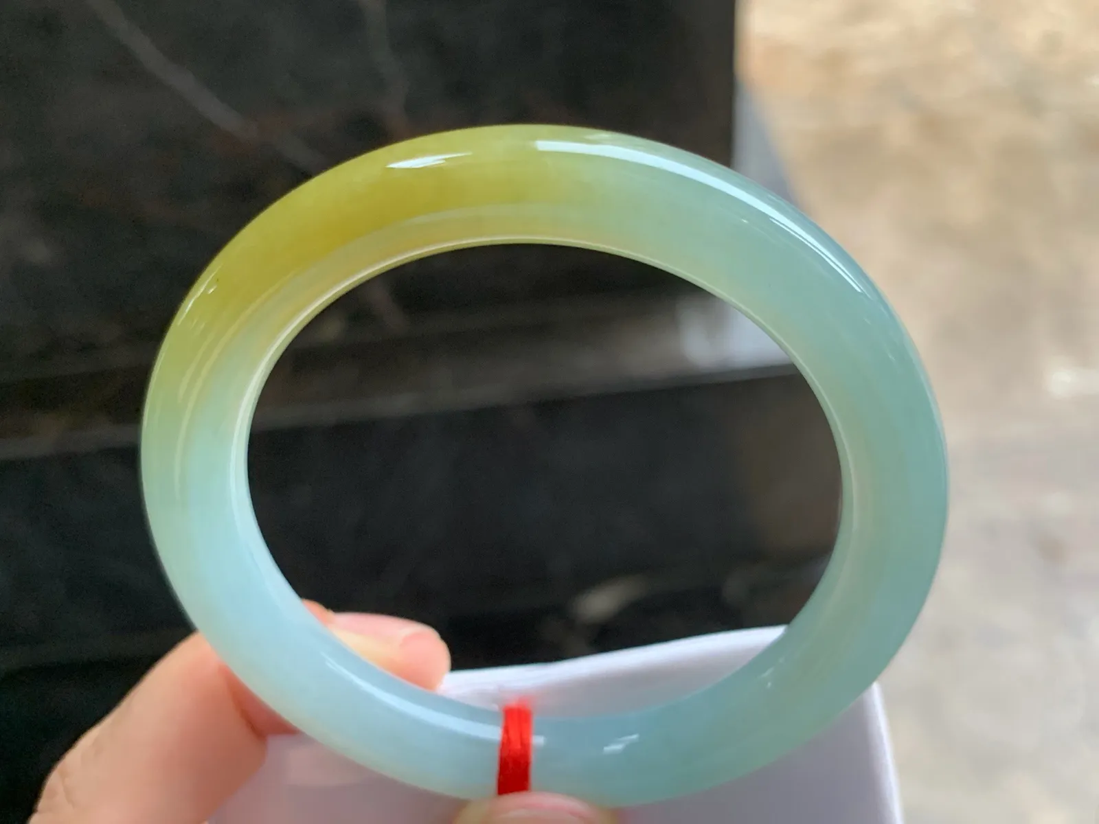 53.5-9mm
黄翡圆条手镯 底子细腻 颜色艳丽