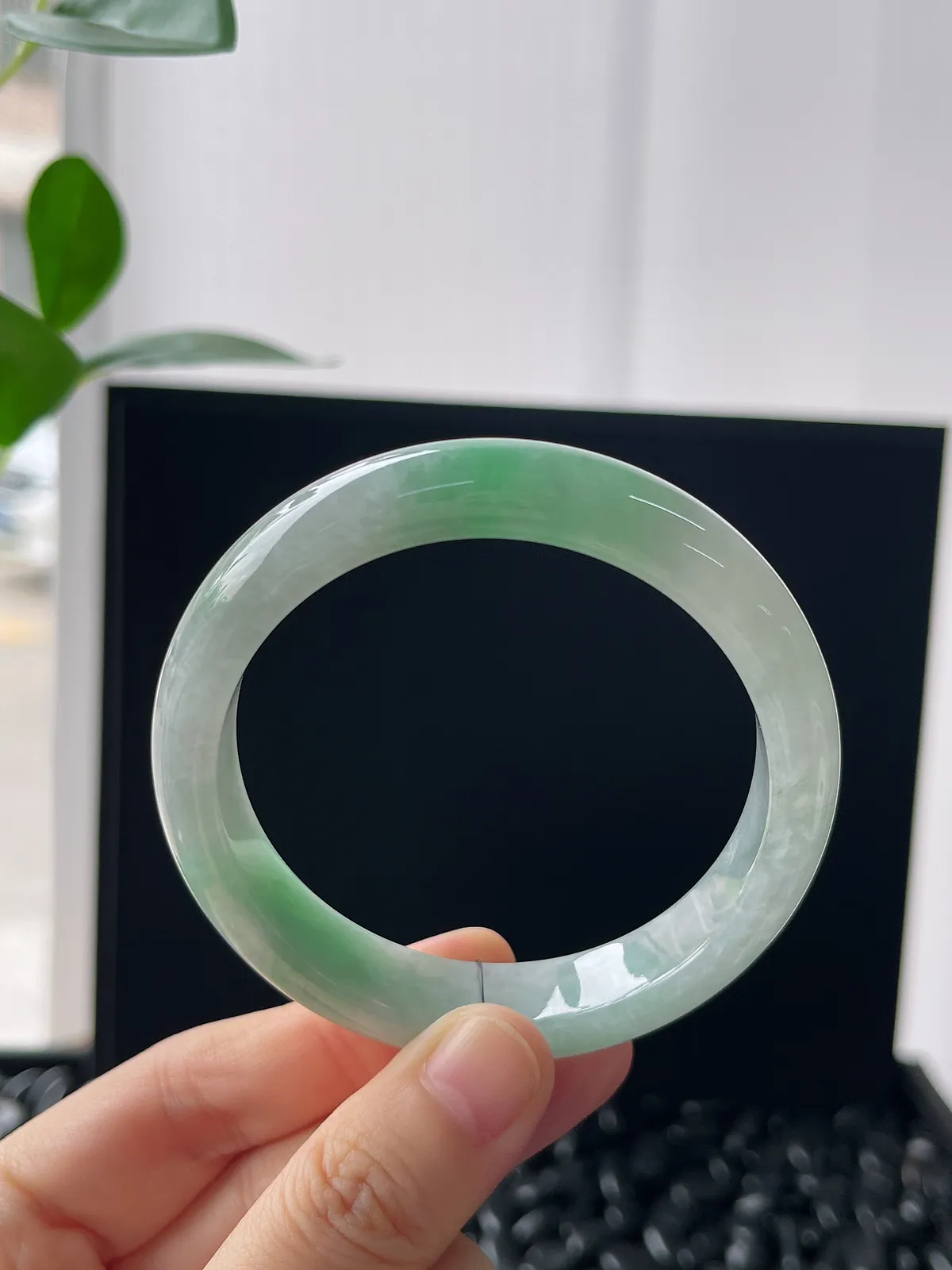正圈55圈口，翡翠冰糯种飘绿手镯