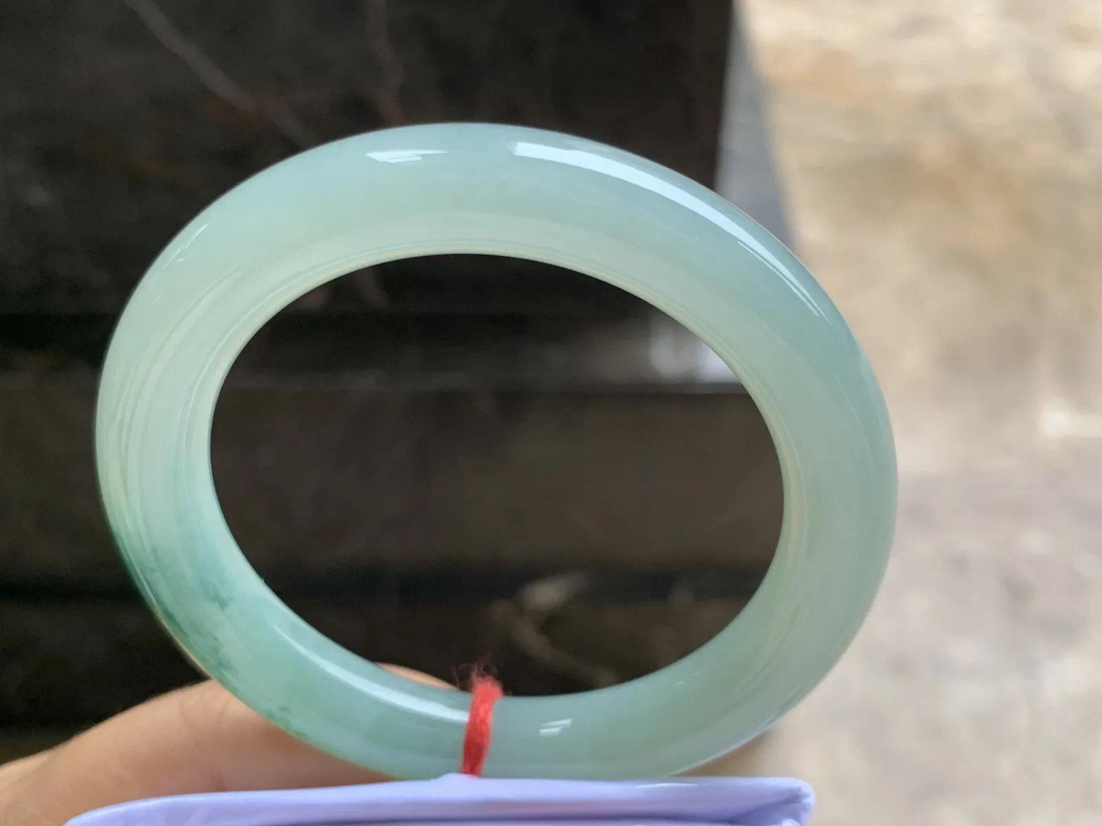 55-10.7mm
带底色飘花圆条手镯  底子细腻 水润