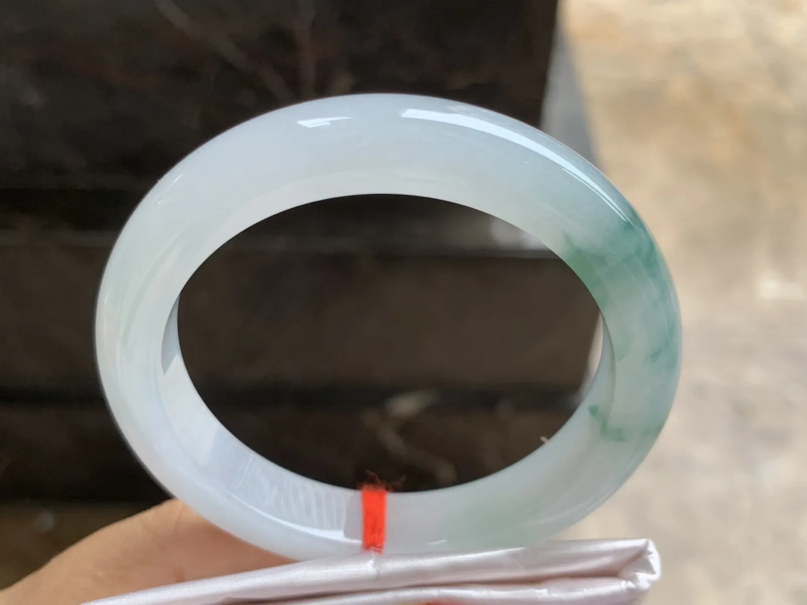 54.5-10.4-8.5mm
冰种飘花手镯 水润光泽 干净清爽