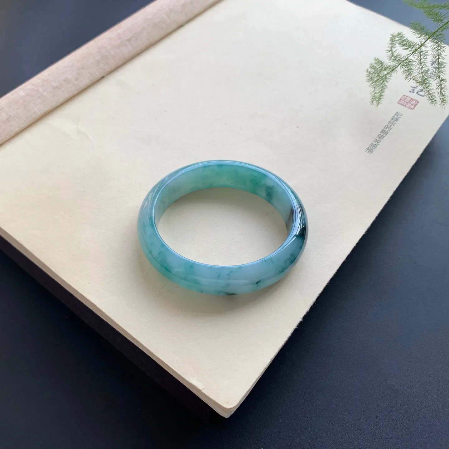55圈口飘兰花贵妃手镯 尺寸：55-50.5-14-7.8，无纹裂，细腻光滑，花色浓郁