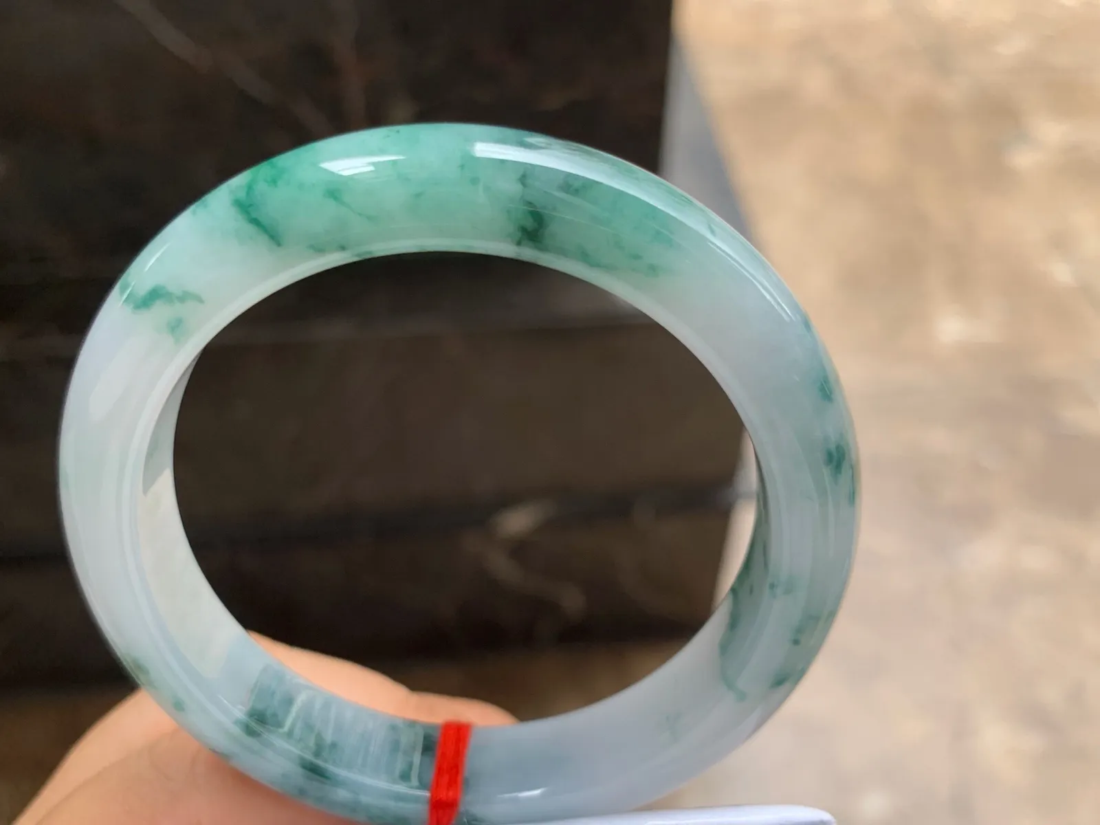 55.5-11.7-8.7mm
飘花手镯 底子细腻 花色特别