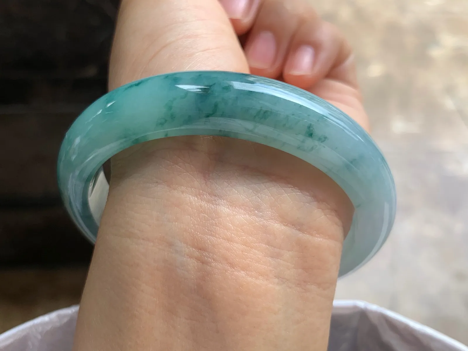 60-12.7-8.5mm
糯冰飘花手镯 底子细腻 大圈口