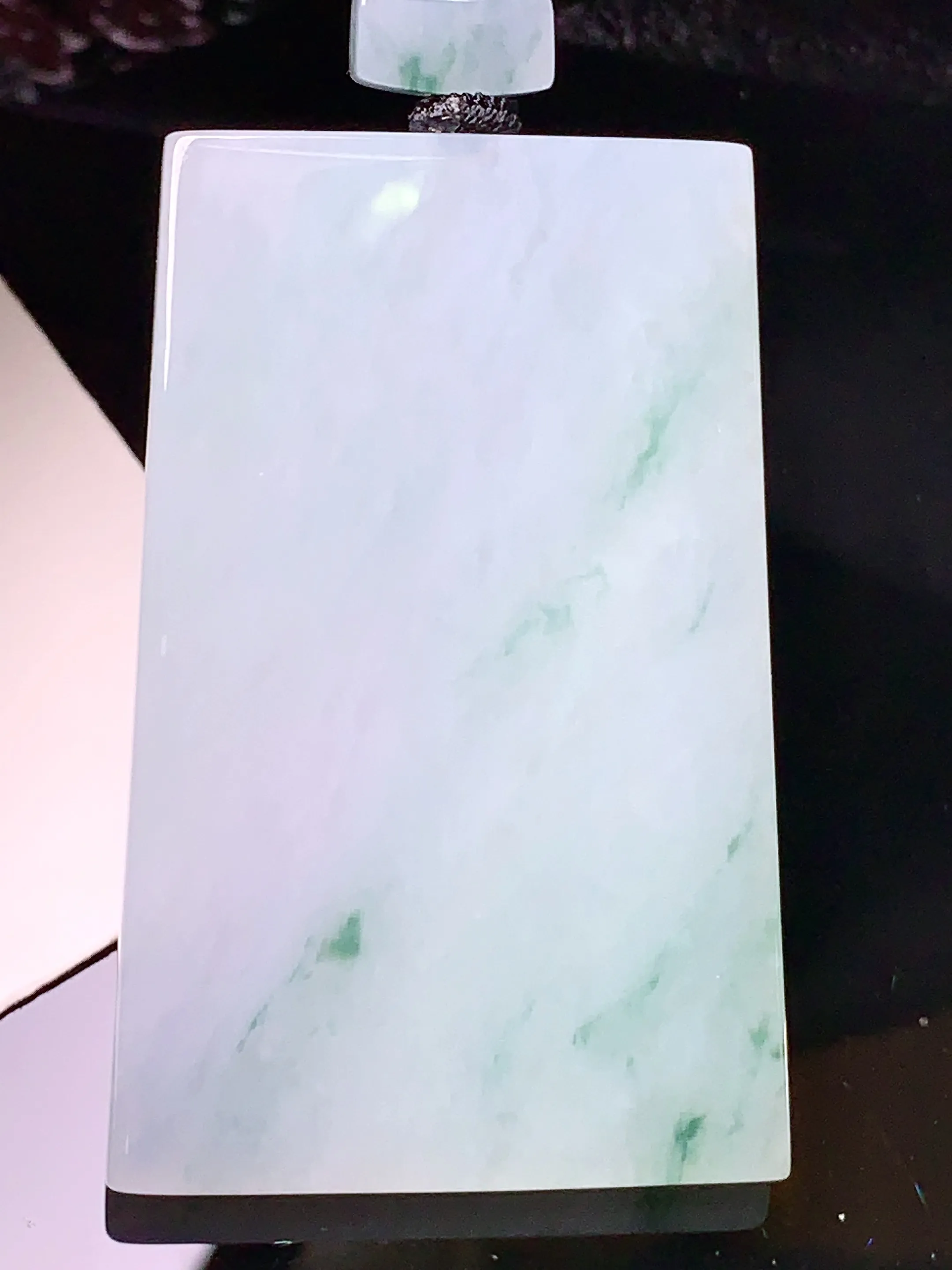 飘绿无事牌吊坠 玉质细腻 色泽清新艳丽 整体尺寸65*42*5.6