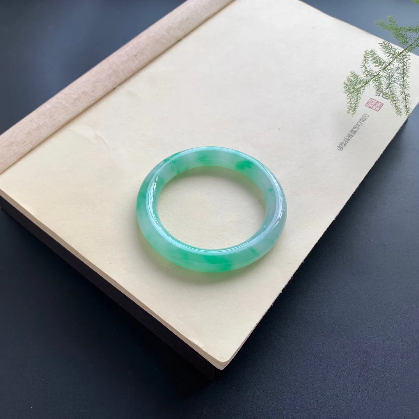 56圈口飘阳绿圆条手镯 尺寸：56-11-10.8，无纹裂，色泽靓丽，优美迷人