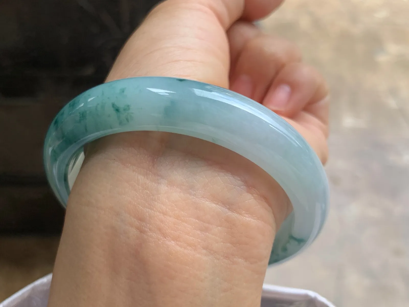60-12.7-8.5mm
糯冰飘花手镯 底子细腻 大圈口