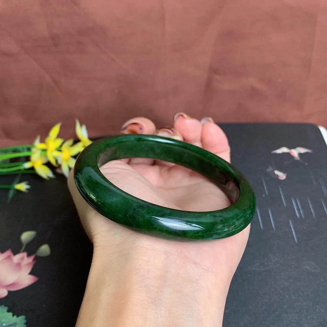 和田玉60.5圈口菠菜绿碧玉手镯！玉质细腻油润 底色纯净 无纹裂 脂粉好，品质高