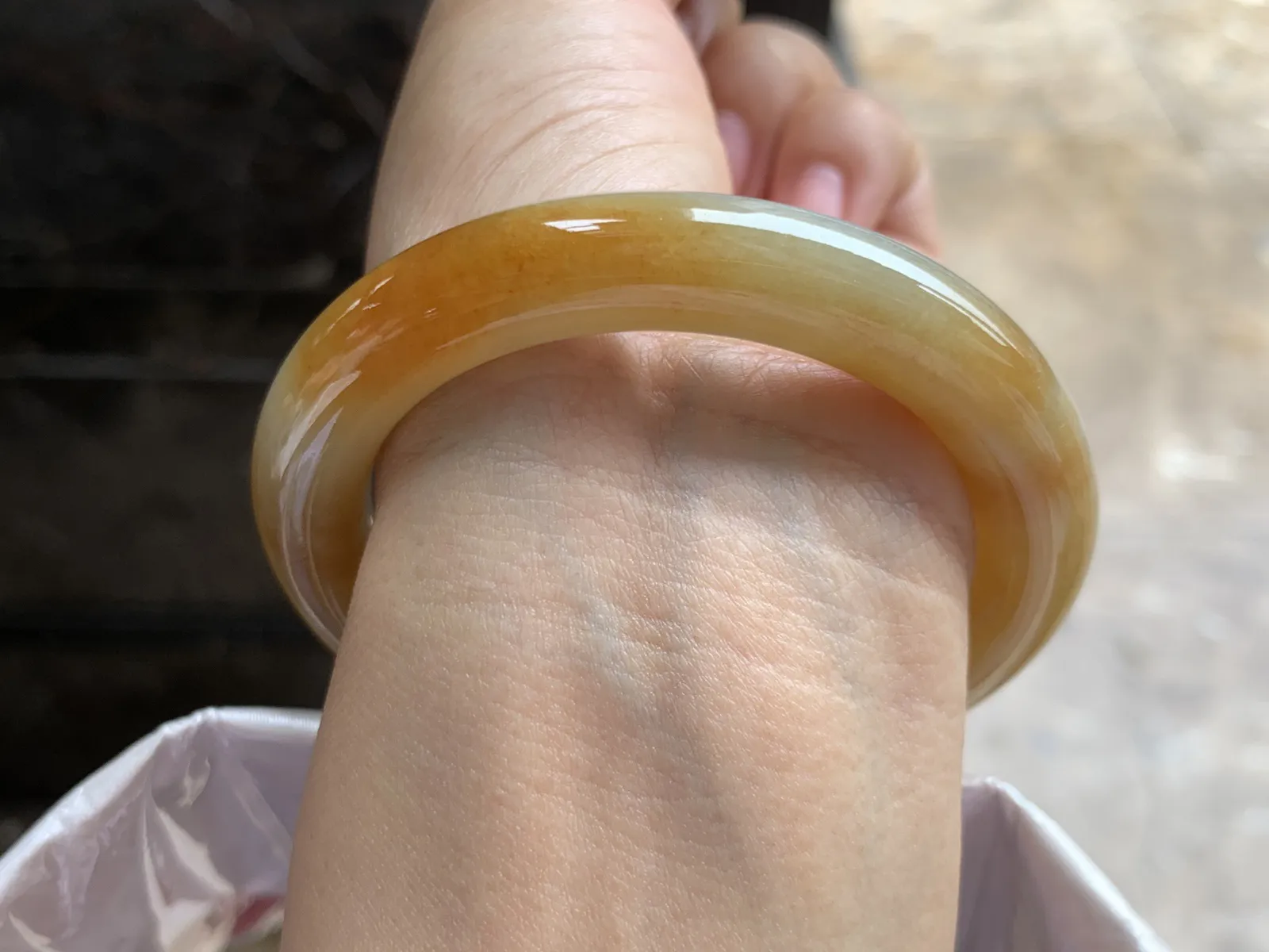 53.5-10mm
黄翡圆条手镯 底子细腻 颜色漂亮