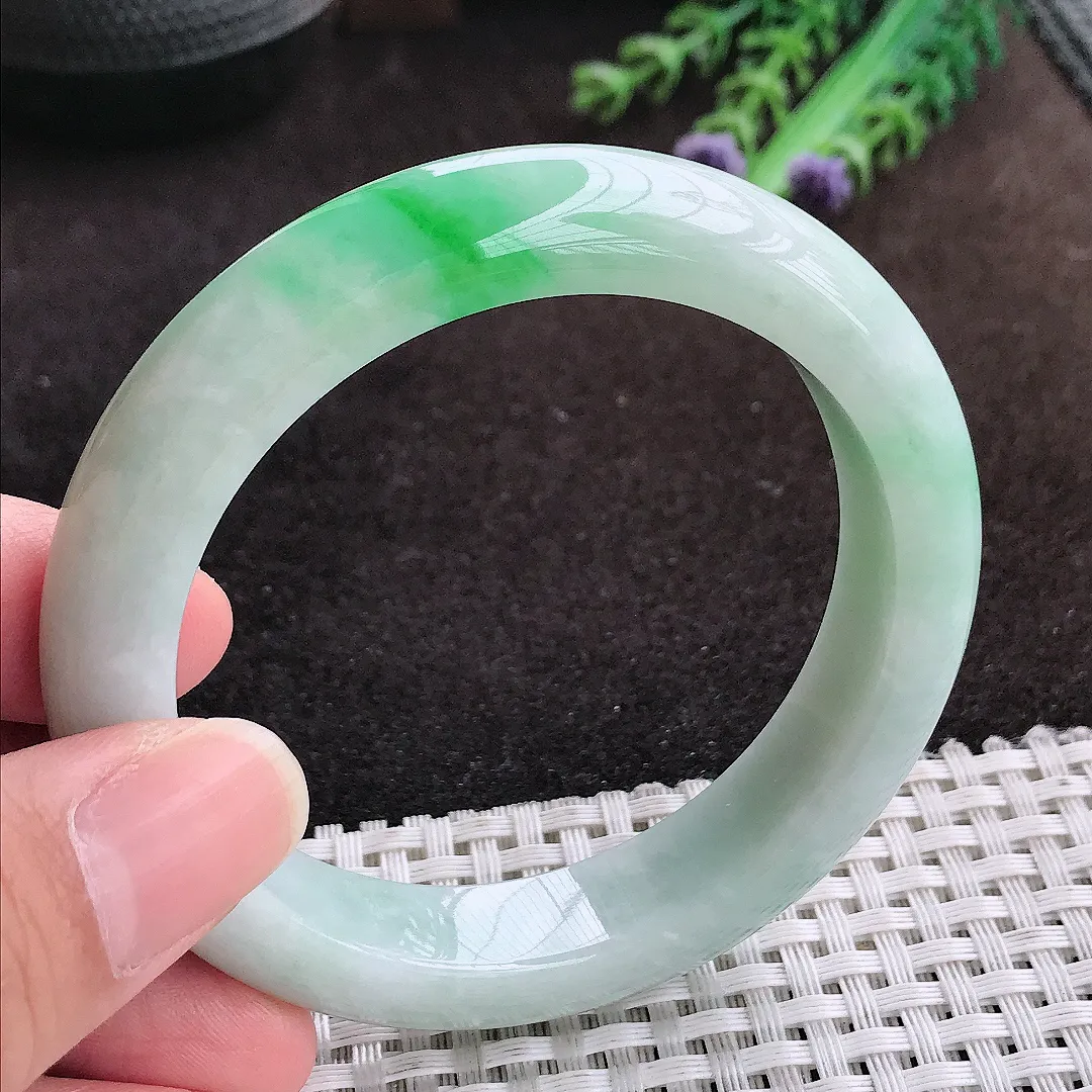 自然光55.8/12.4/8.9老坑精美温润飘阳绿手镯宽边翡翠玉镯手环