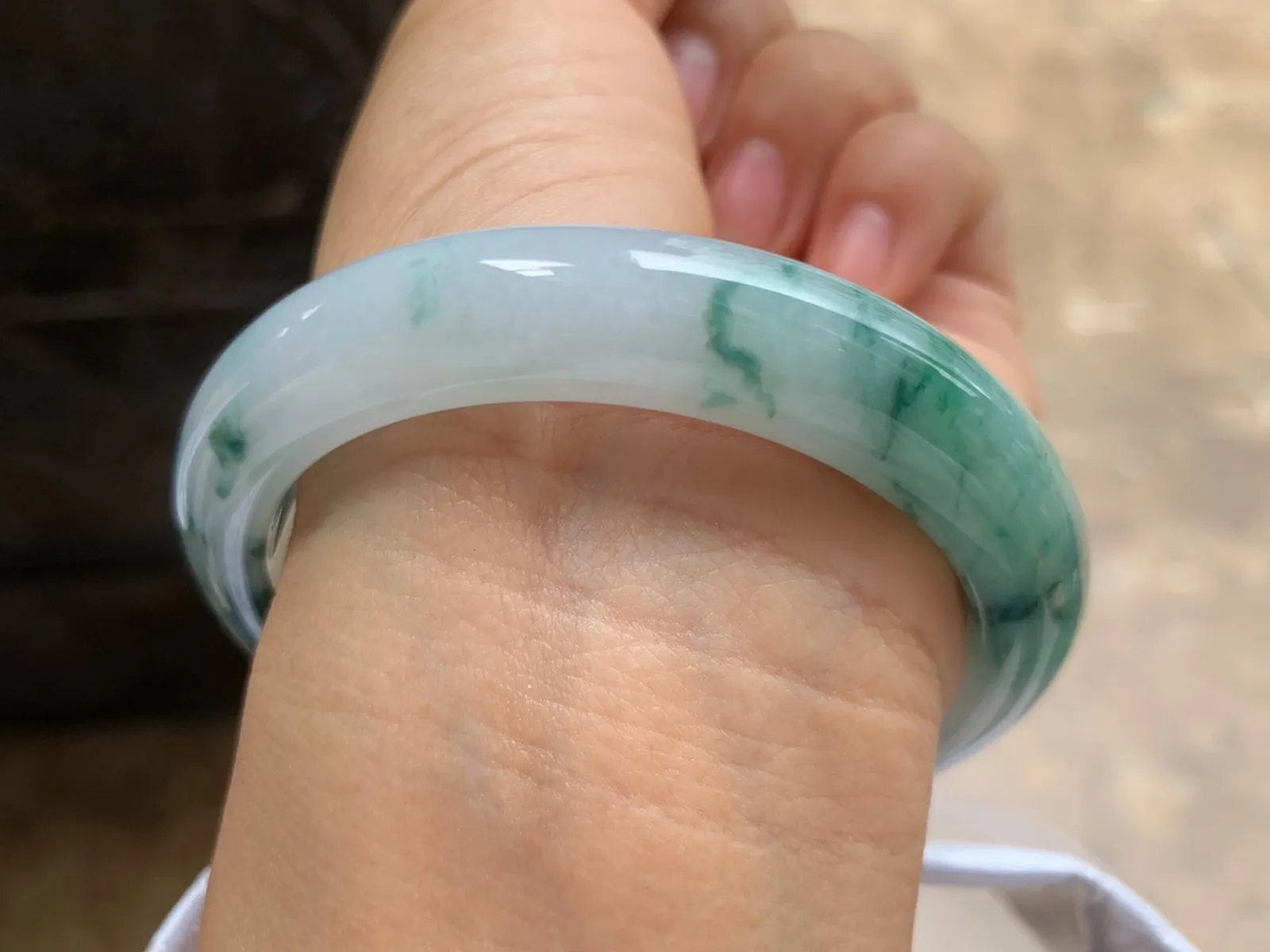 55.5-11.7-8.7mm
飘花手镯 底子细腻 花色特别