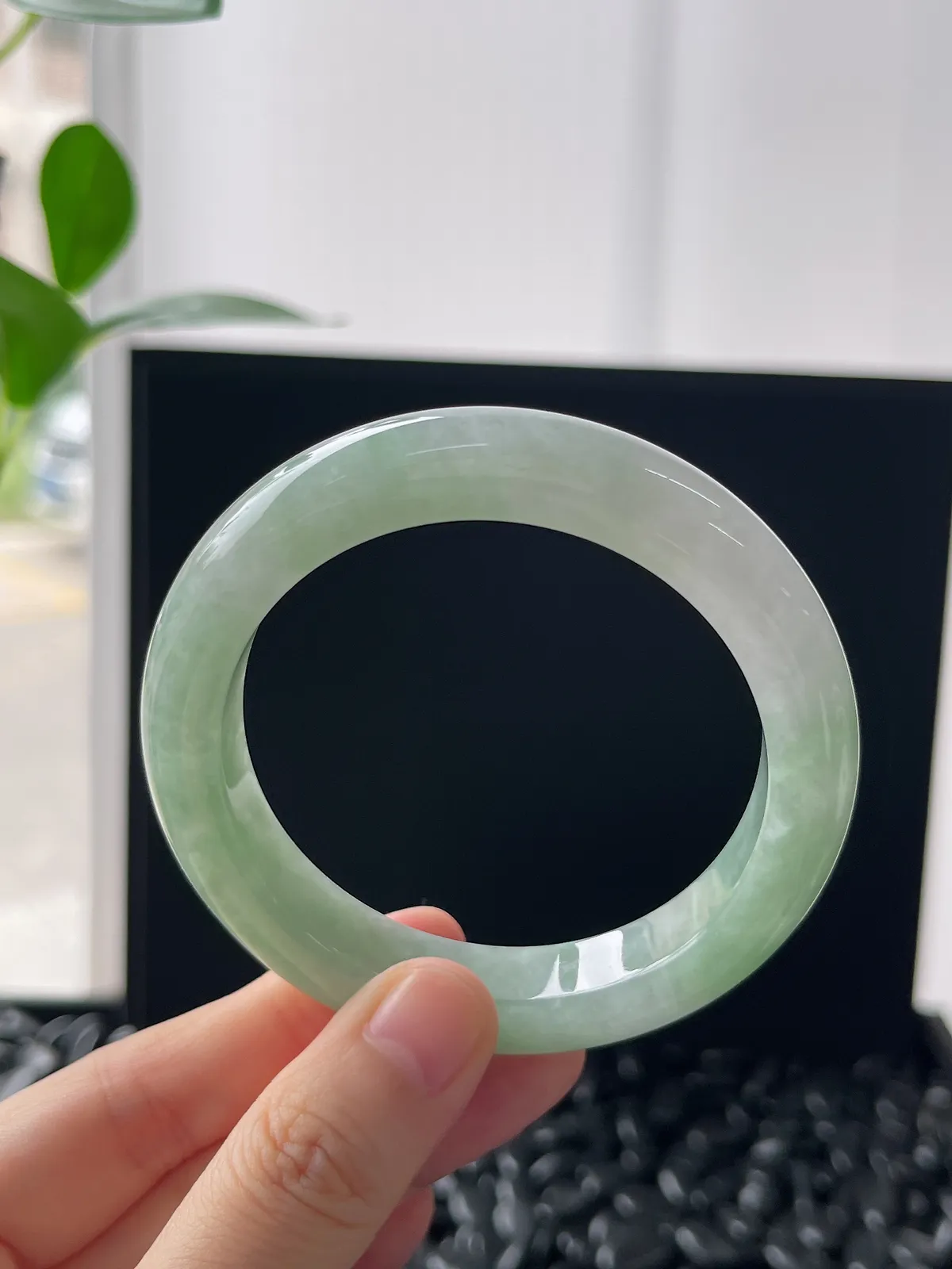 正圈54.5圈口，翡翠糯化种淡绿色手镯