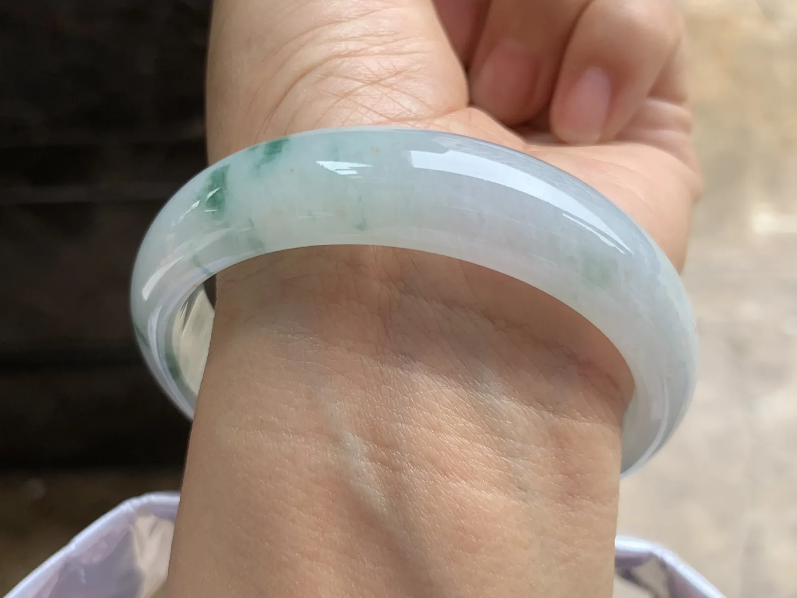 57.5-14.6-7.4mm
糯冰飘花手镯 底子细腻 清爽 宽版