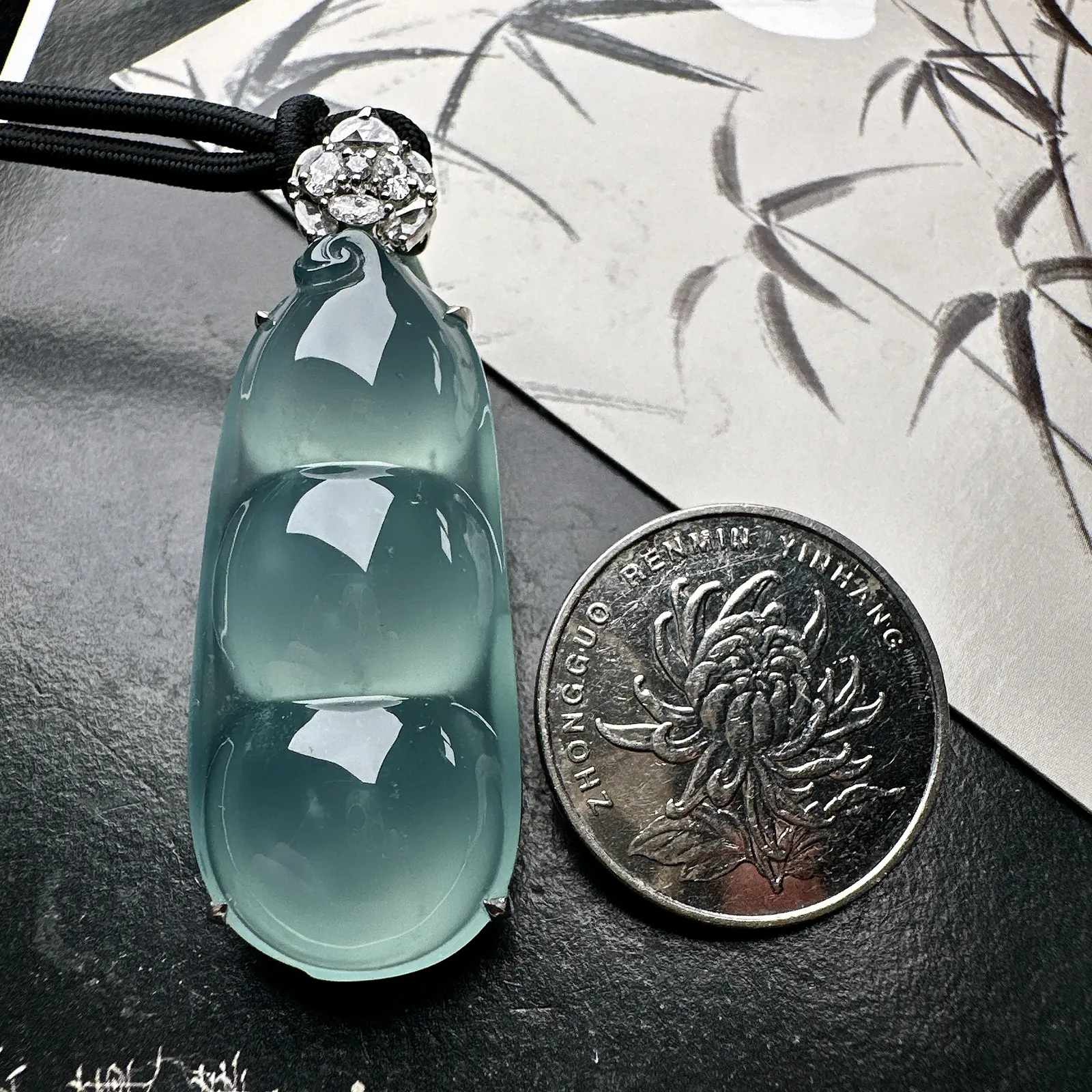 【冰种福豆吊坠】天空蓝老料，起钢光，种地上乘，冰感十足，通透起光，饱满圆润，18k金钻镶嵌，裸石尺寸43.3*18.5*8.2毫米。