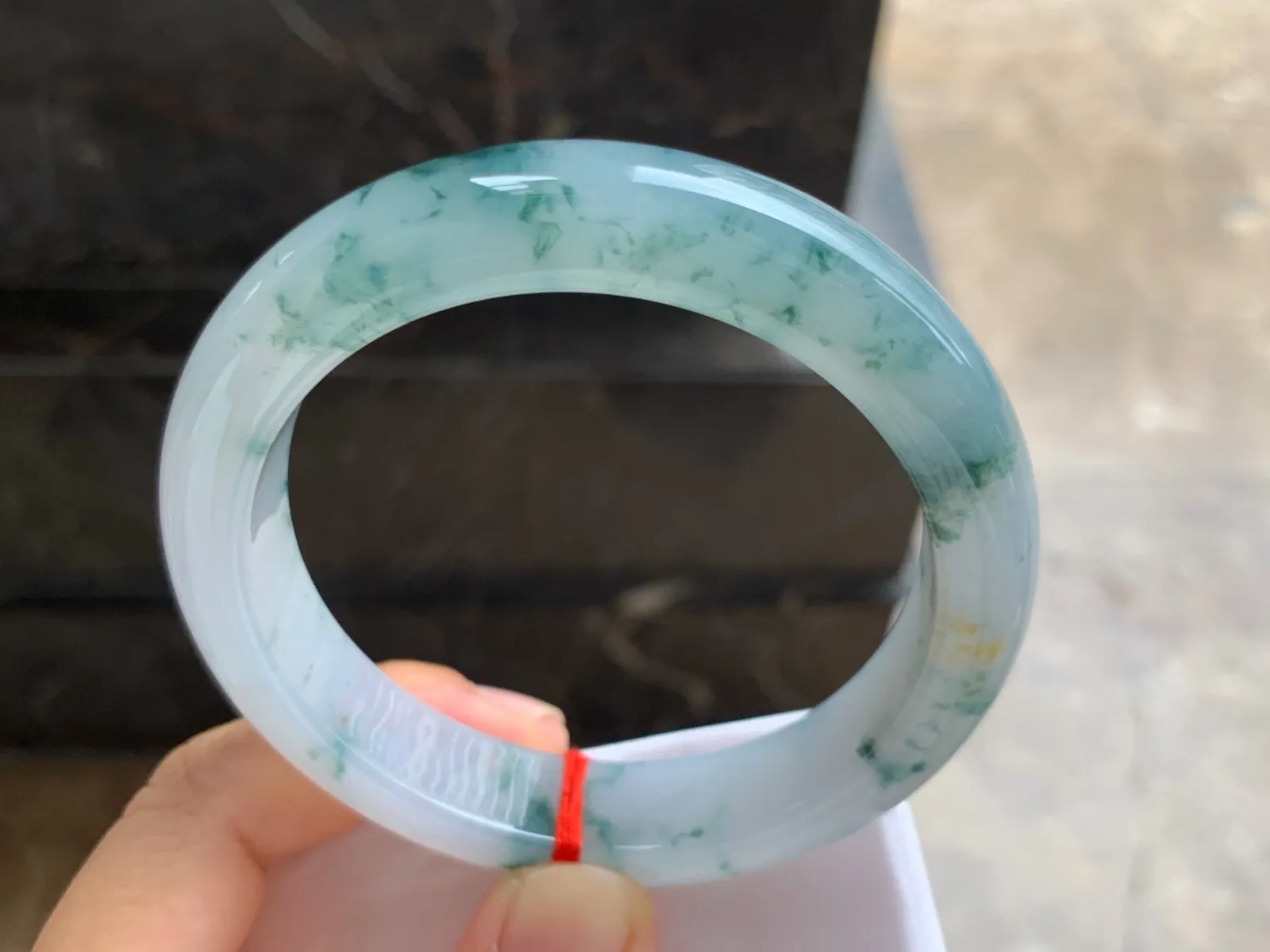 60-13.4-9.4mm
糯冰飘花手镯 底子细腻 水润 大圈口