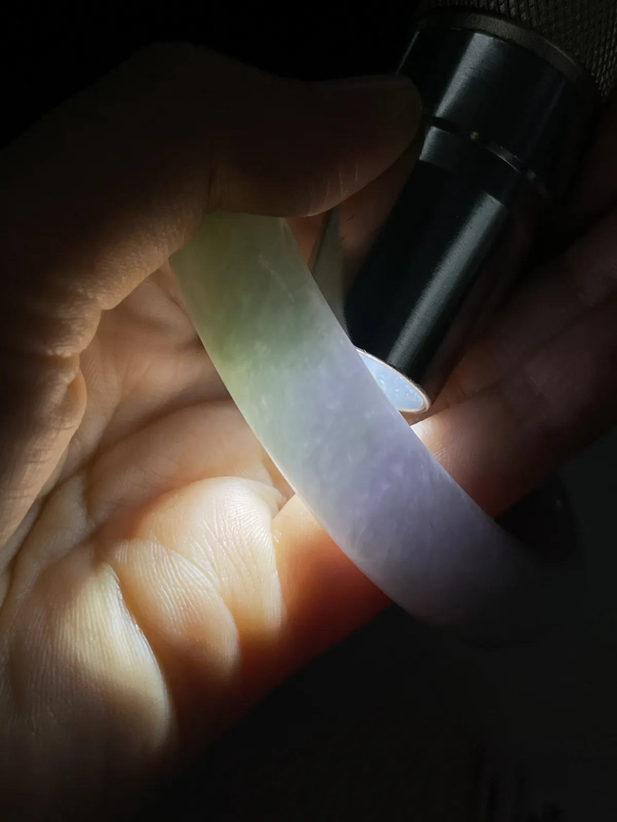 贵妃镯57.7圈口，翡翠糯化种春带彩手镯