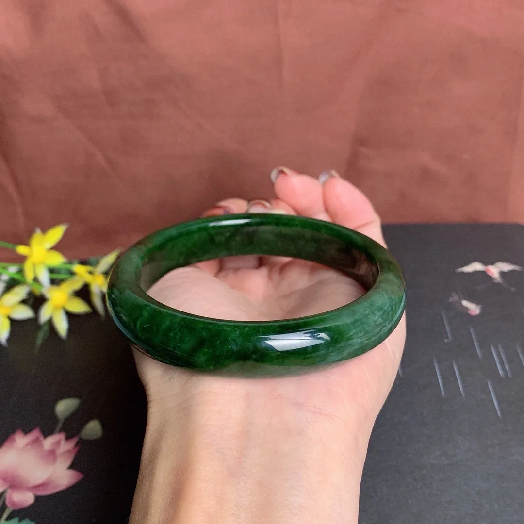 和田玉63圈口菠菜绿碧玉手镯！玉质细腻油润 底色纯净 无纹裂 脂粉好，品质高