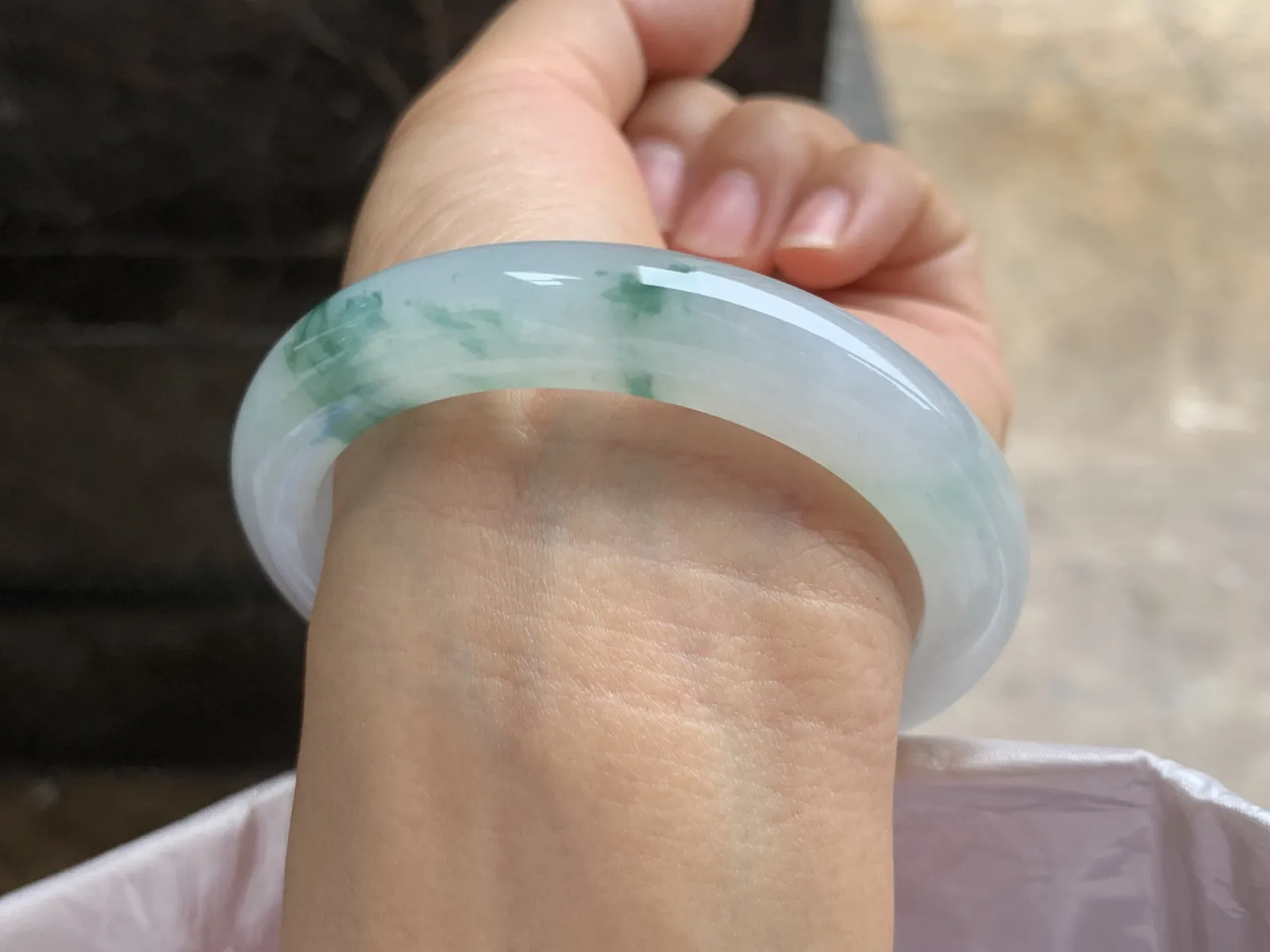 54.5-10.4-8.5mm
冰种飘花手镯 水润光泽 干净清爽
