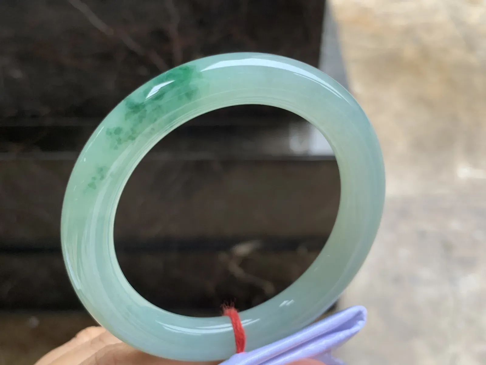 55-10.7mm
带底色飘花圆条手镯  底子细腻 水润