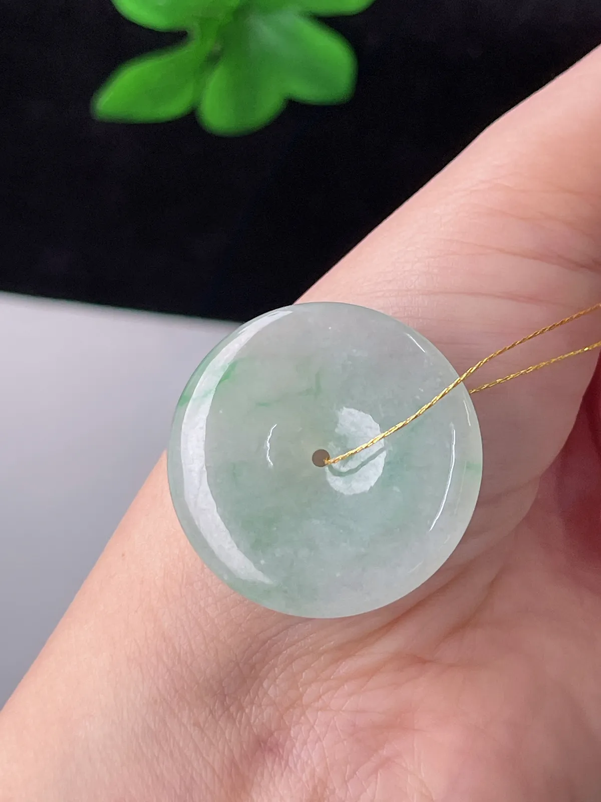 翡翠冰糯种飘绿平安扣