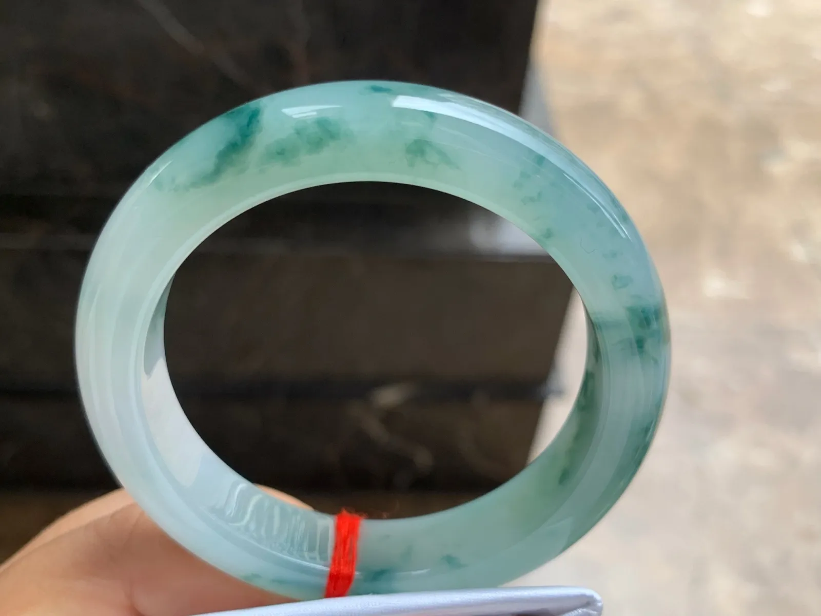 54.5-12.3-9.2mm
糯冰飘花手镯 底子细腻 水润 花色漂亮